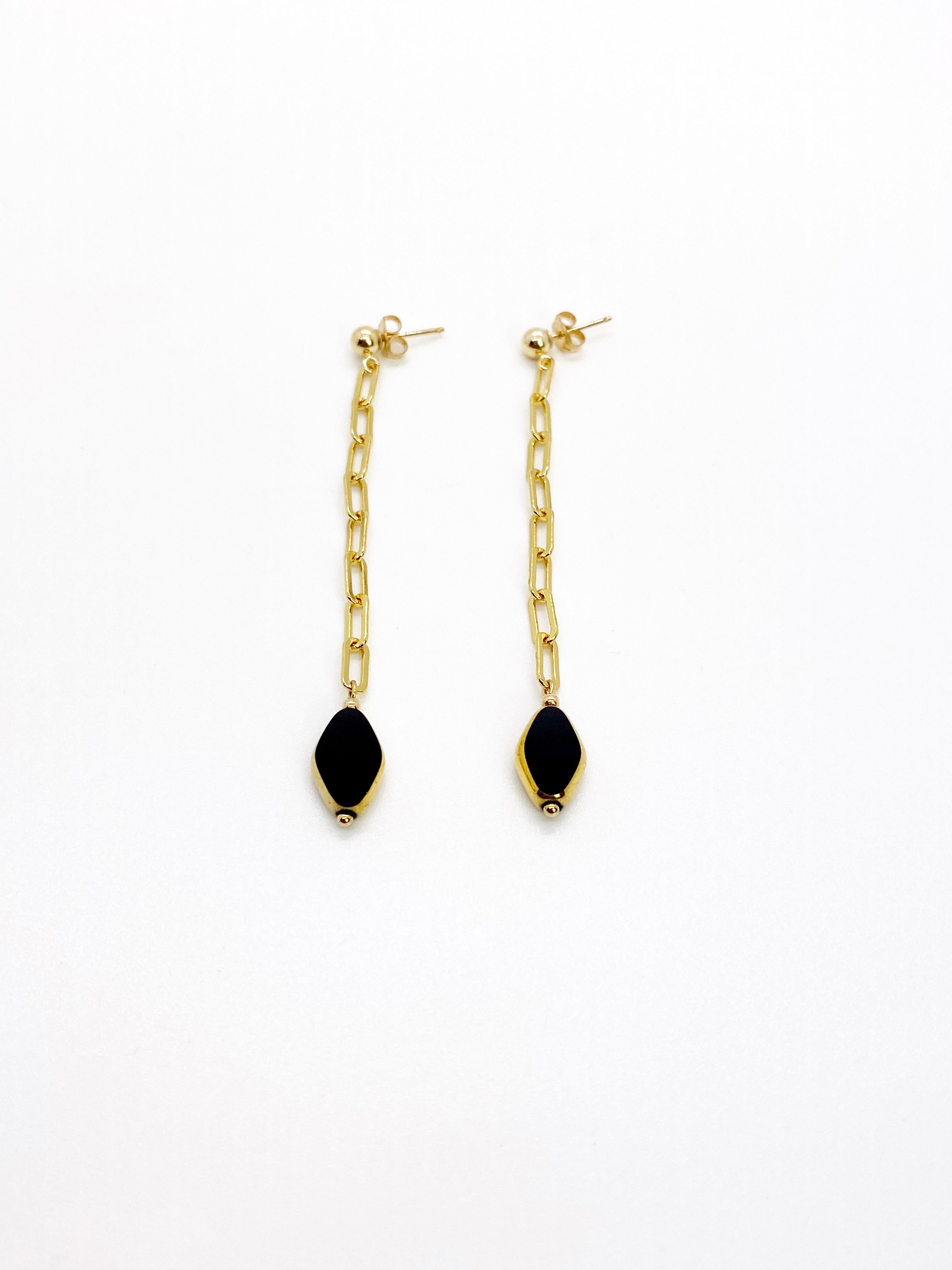 Perles de verre allemand vintage en forme de diamant noir bordées d'or 24K sur des chaînes et des clous d'oreilles en or 14K.

Les perles de verre allemandes vintage sont considérées comme rares et de collection, vers les années 1920-1960.

*Nos