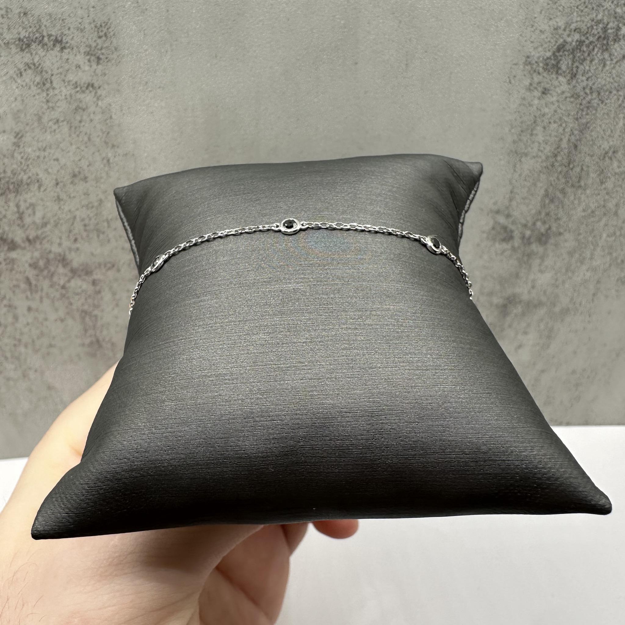 Dieses elegante Armband aus 14-karätigem Weißgold mit schwarzen, runden Diamanten mit einem Gesamtgewicht von 0,25 Karat ist gleichmäßig entlang einer eleganten, polierten Kette angeordnet. Der Kontrast zwischen den tiefschwarzen Diamanten und dem
