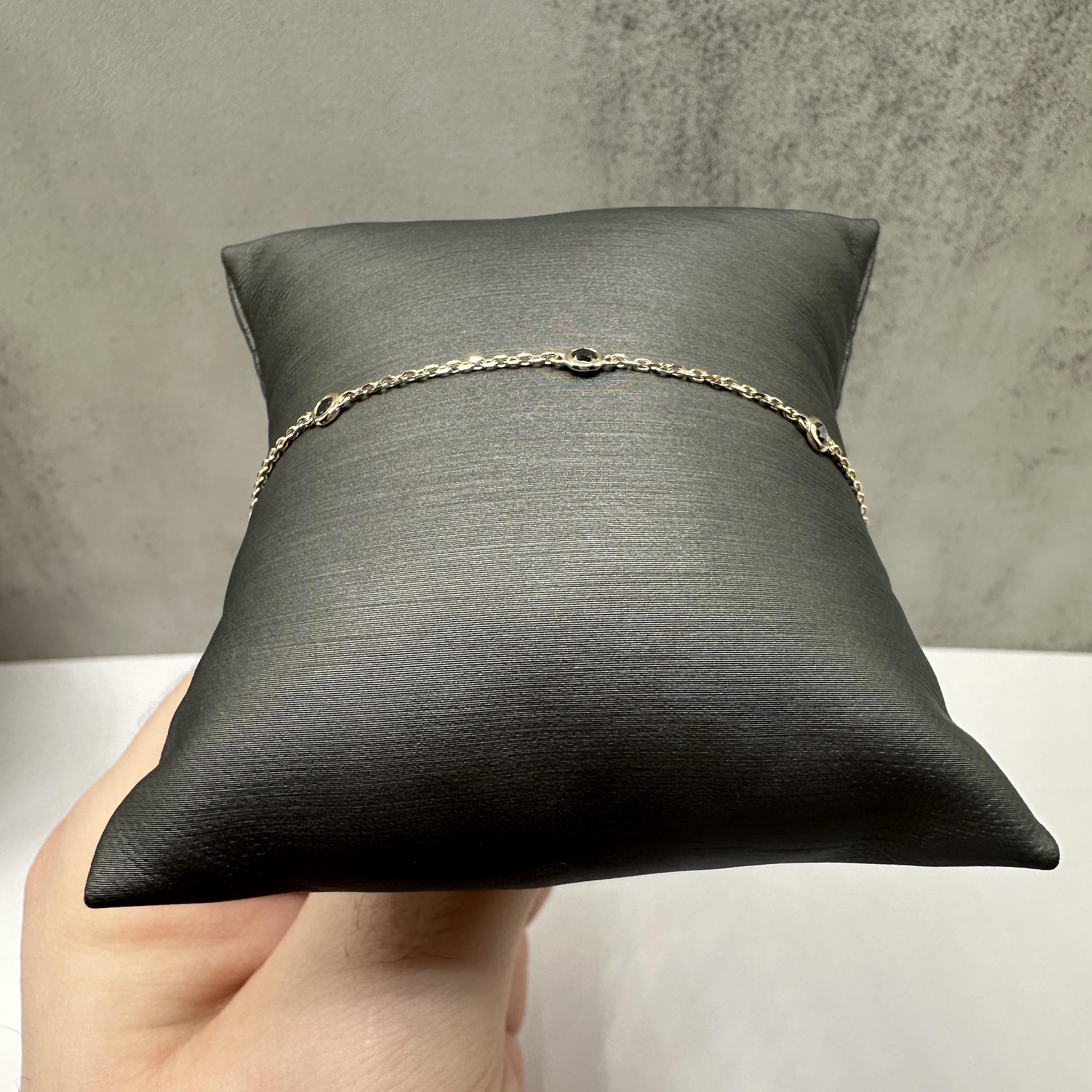 Esta elegante pulsera de diamantes negros en oro amarillo de 14 quilates tiene 0,25 quilates de peso total de diamantes negros redondos, cada uno engastado en una cadena de oro pulido que le da un aspecto moderno y elegante. Los profundos diamantes