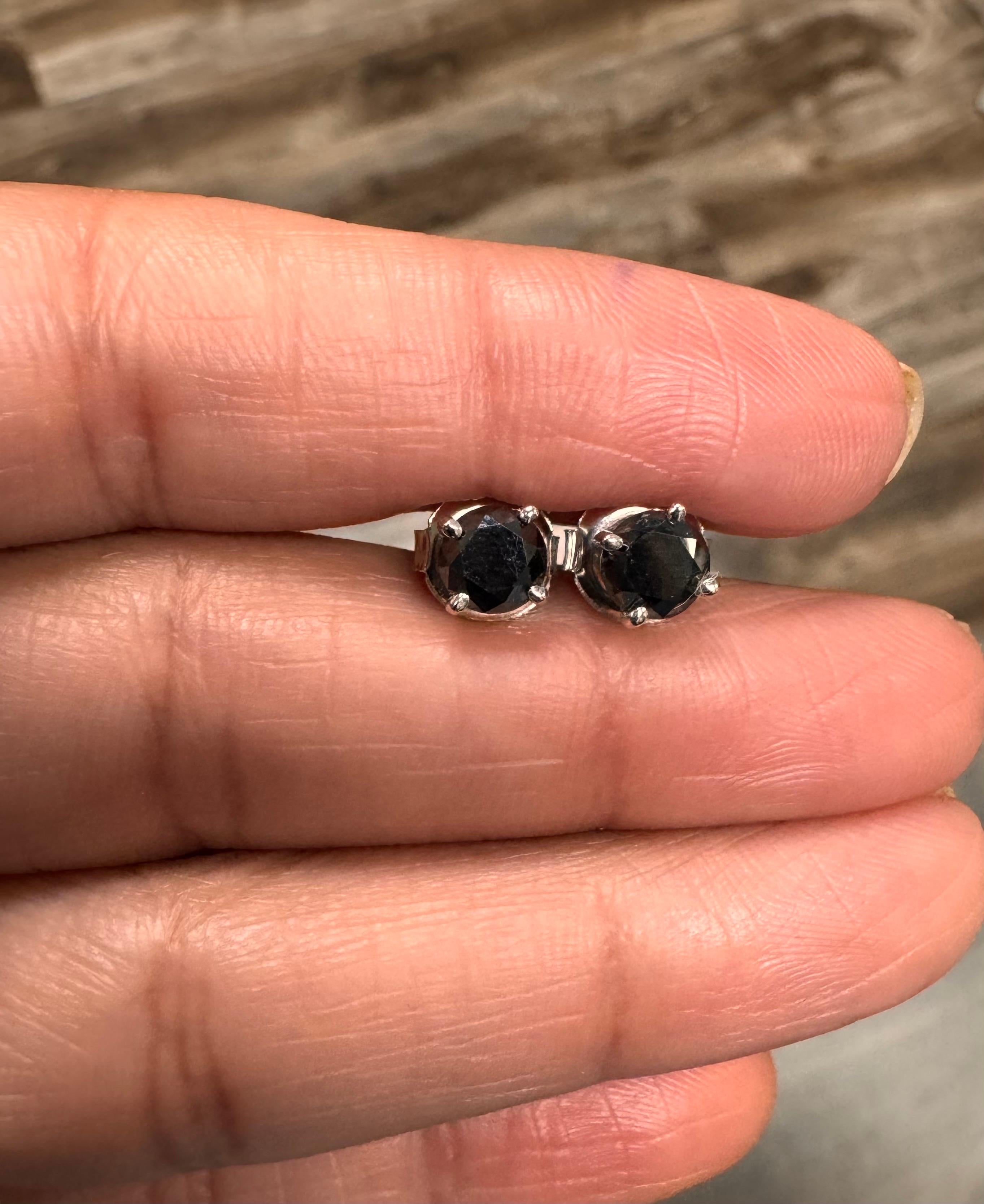 Boucles d'oreilles en or blanc 14 carats avec diamant noir en vente 4