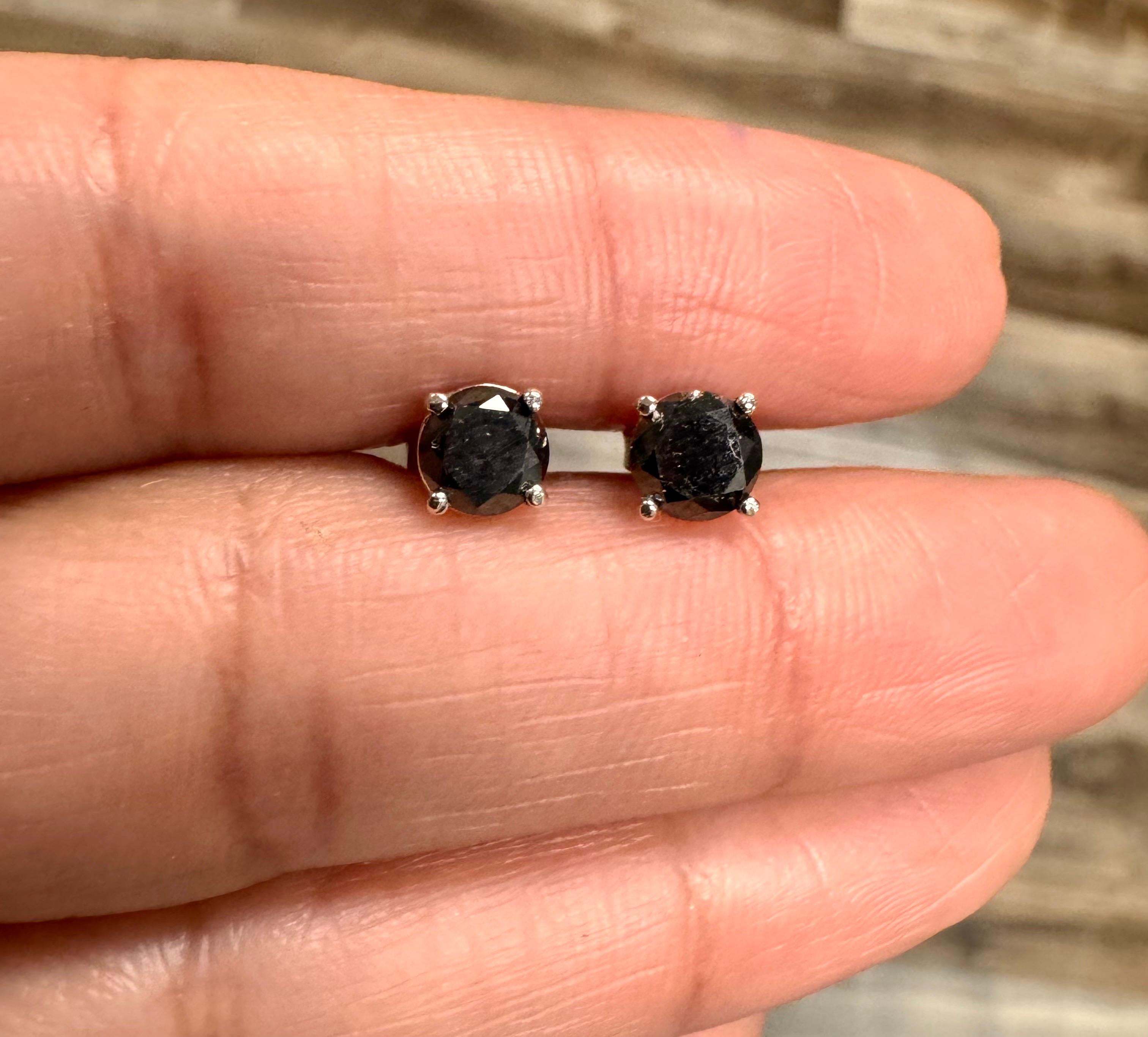 Boucles d'oreilles en or blanc 14 carats avec diamant noir en vente 5