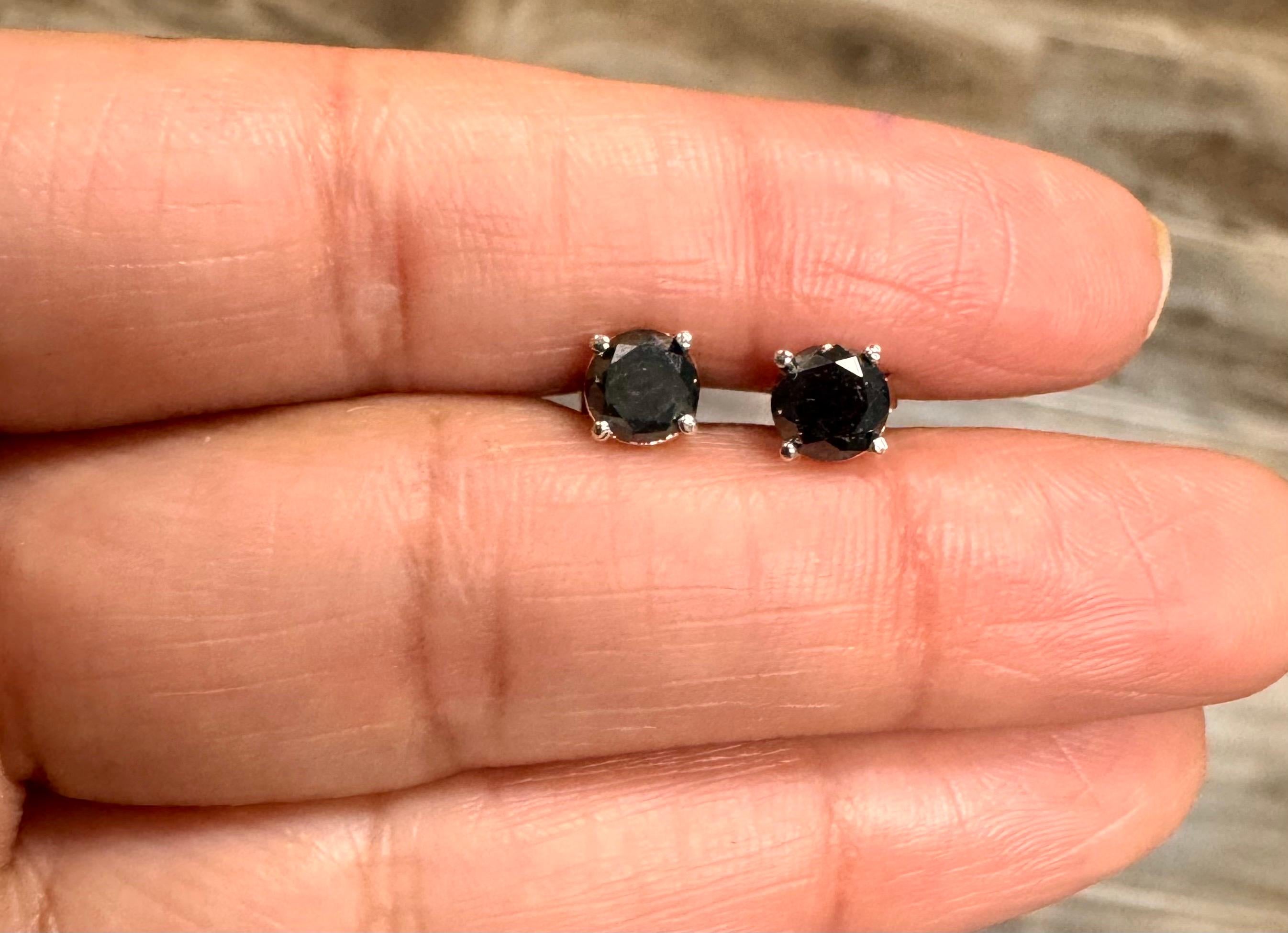 Boucles d'oreilles en or blanc 14 carats avec diamant noir en vente 6