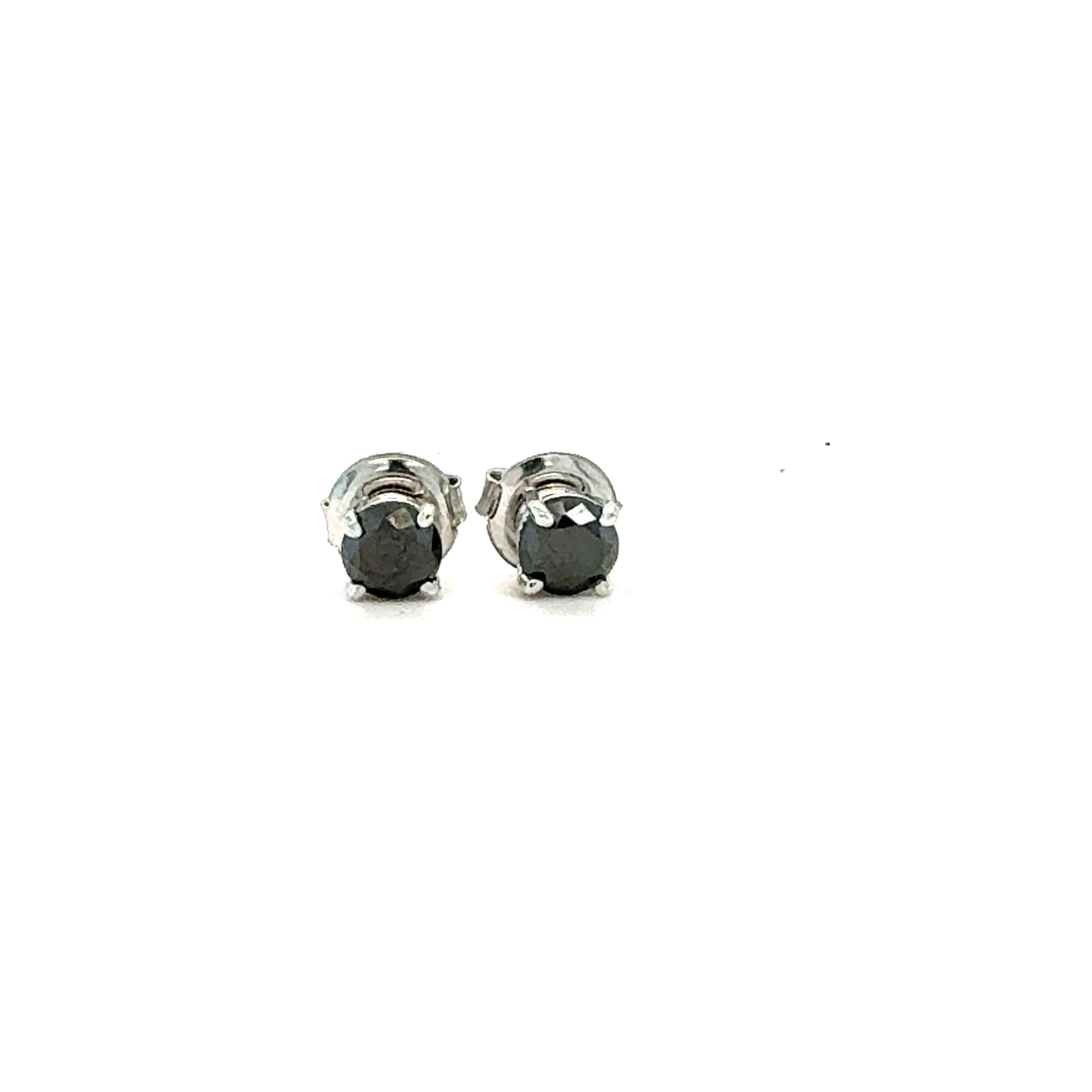 Boucles d'oreilles en or blanc 14 carats avec diamant noir

Ces boucles d'oreilles de tous les jours sont ornées de 2 diamants noirs de taille ronde pesant 1,51 carats.  Les diamants noirs sont des diamants naturels traités pour leur donner leur