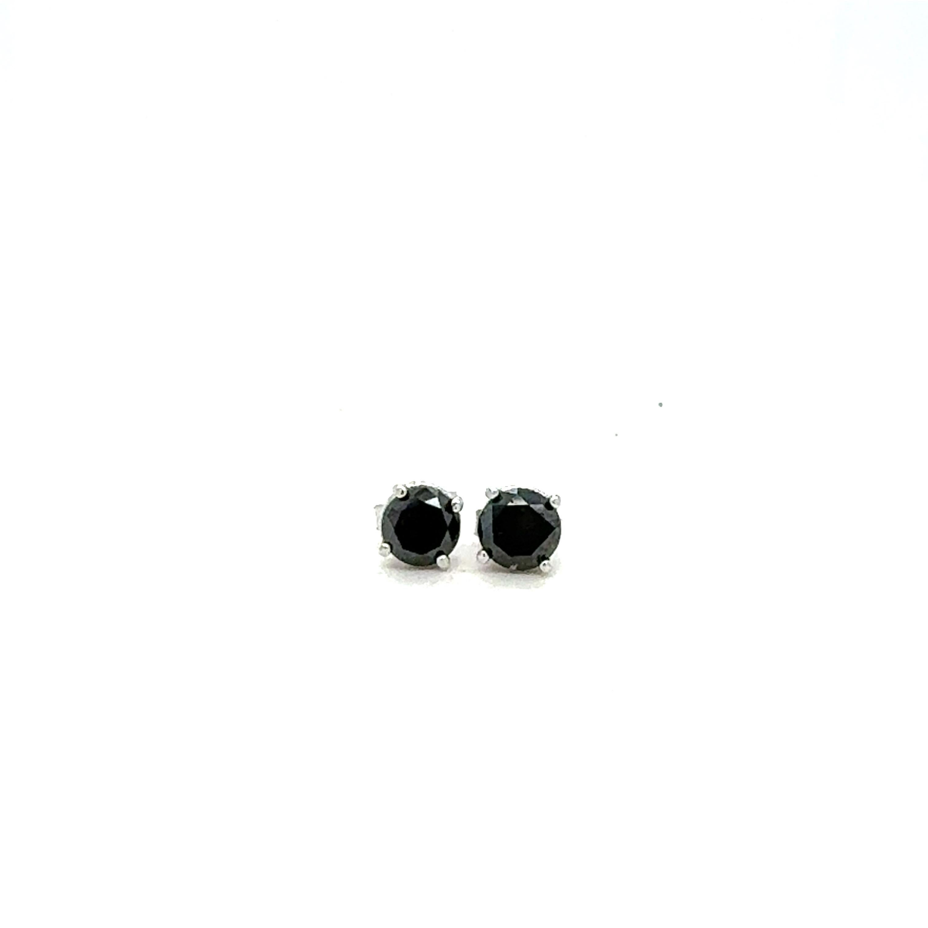 Boucles d'oreilles en or blanc 14 carats avec diamant noir

Ces boucles d'oreilles de tous les jours sont ornées de 2 diamants noirs de taille ronde pesant 1,19 carats.  Les diamants noirs sont des diamants naturels traités pour leur donner leur