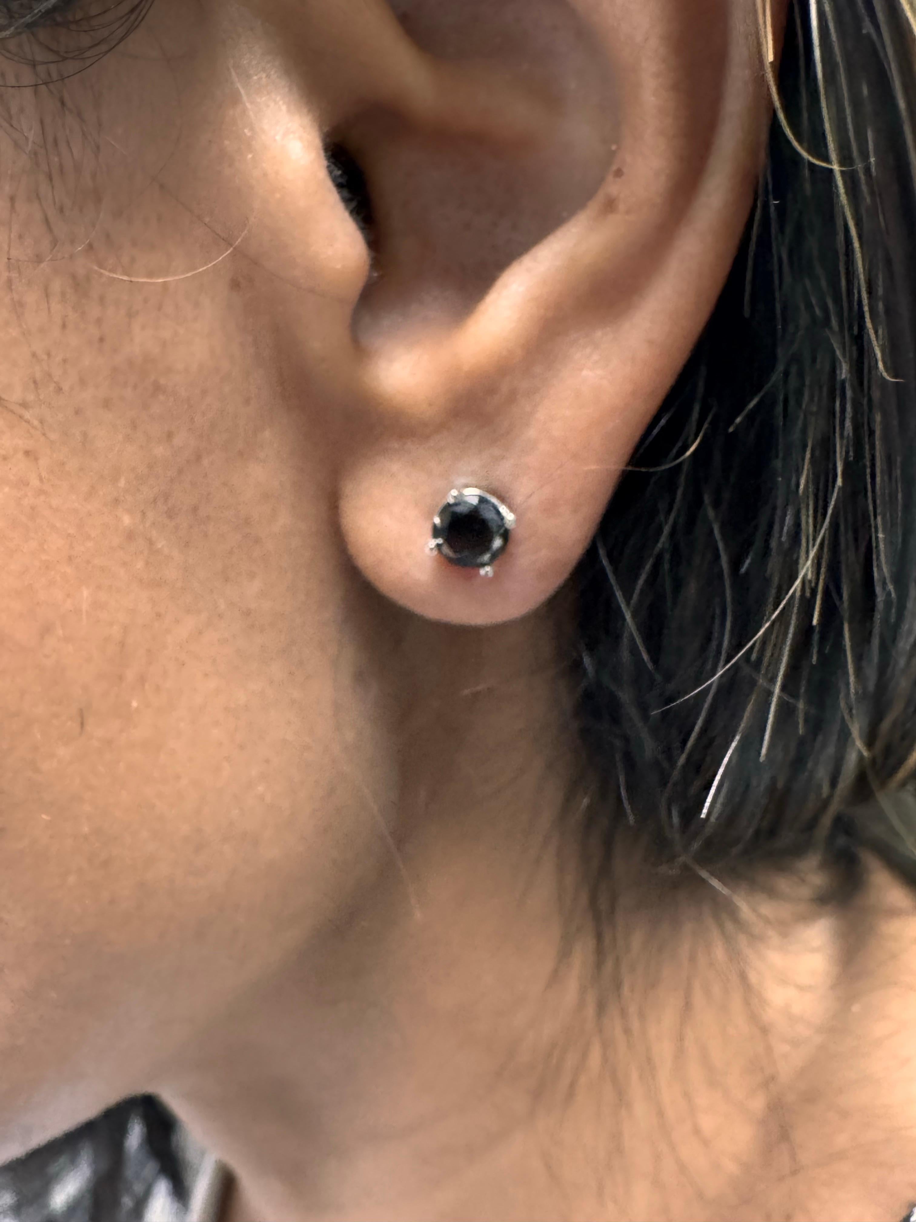 Boucles d'oreilles en or blanc 14 carats avec diamant noir en vente 1