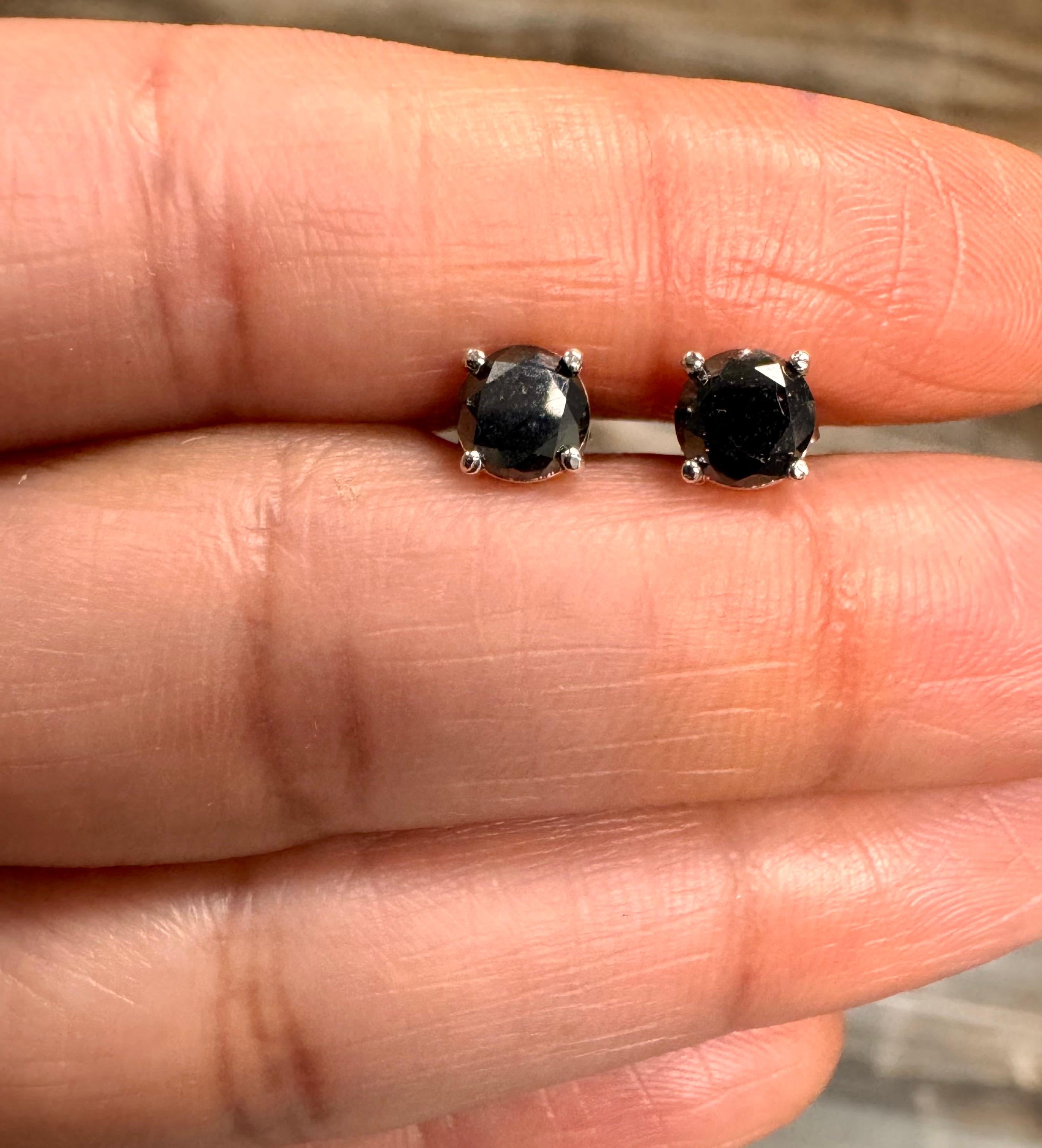 Boucles d'oreilles en or blanc 14 carats avec diamant noir en vente 2