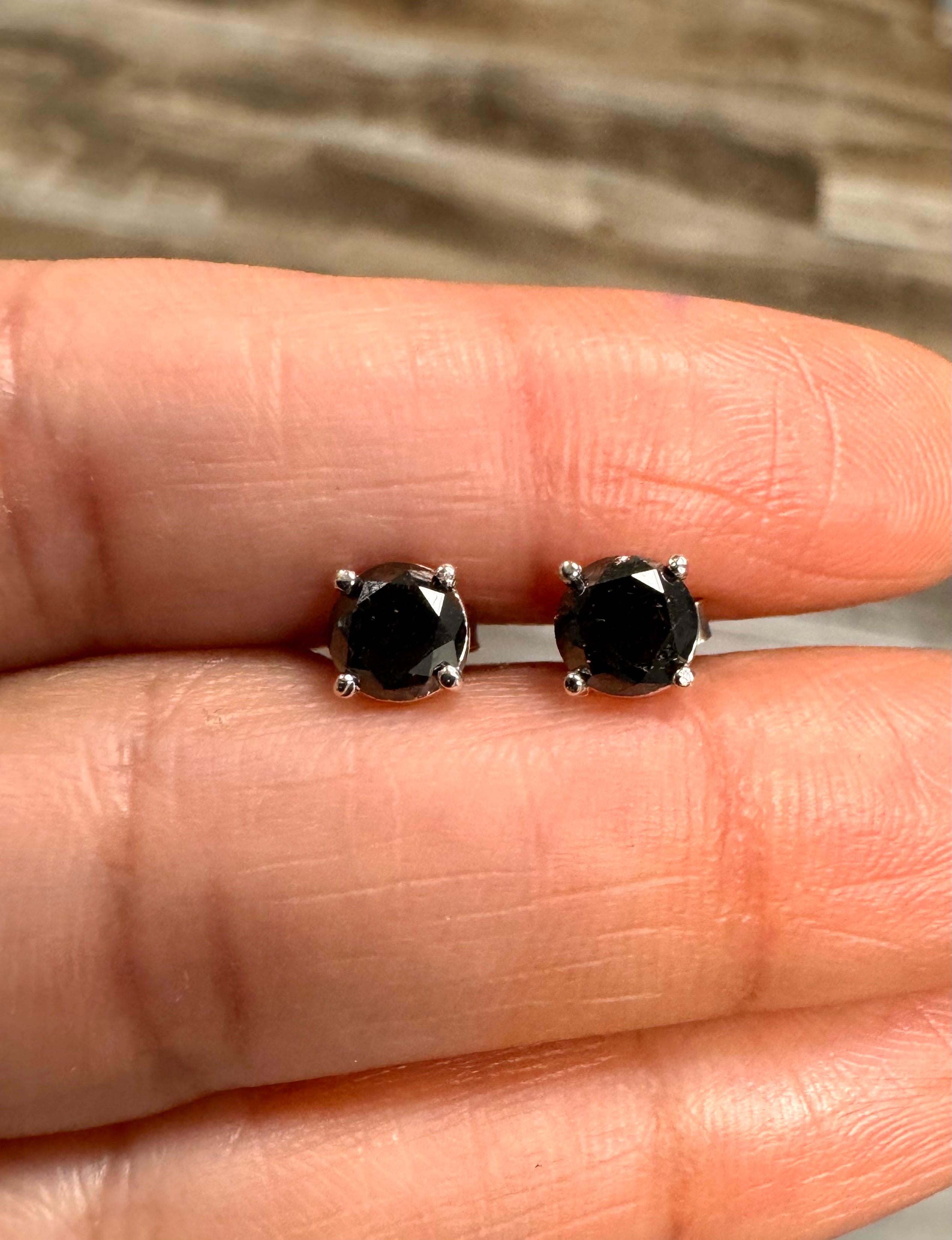 Boucles d'oreilles en or blanc 14 carats avec diamant noir en vente 3