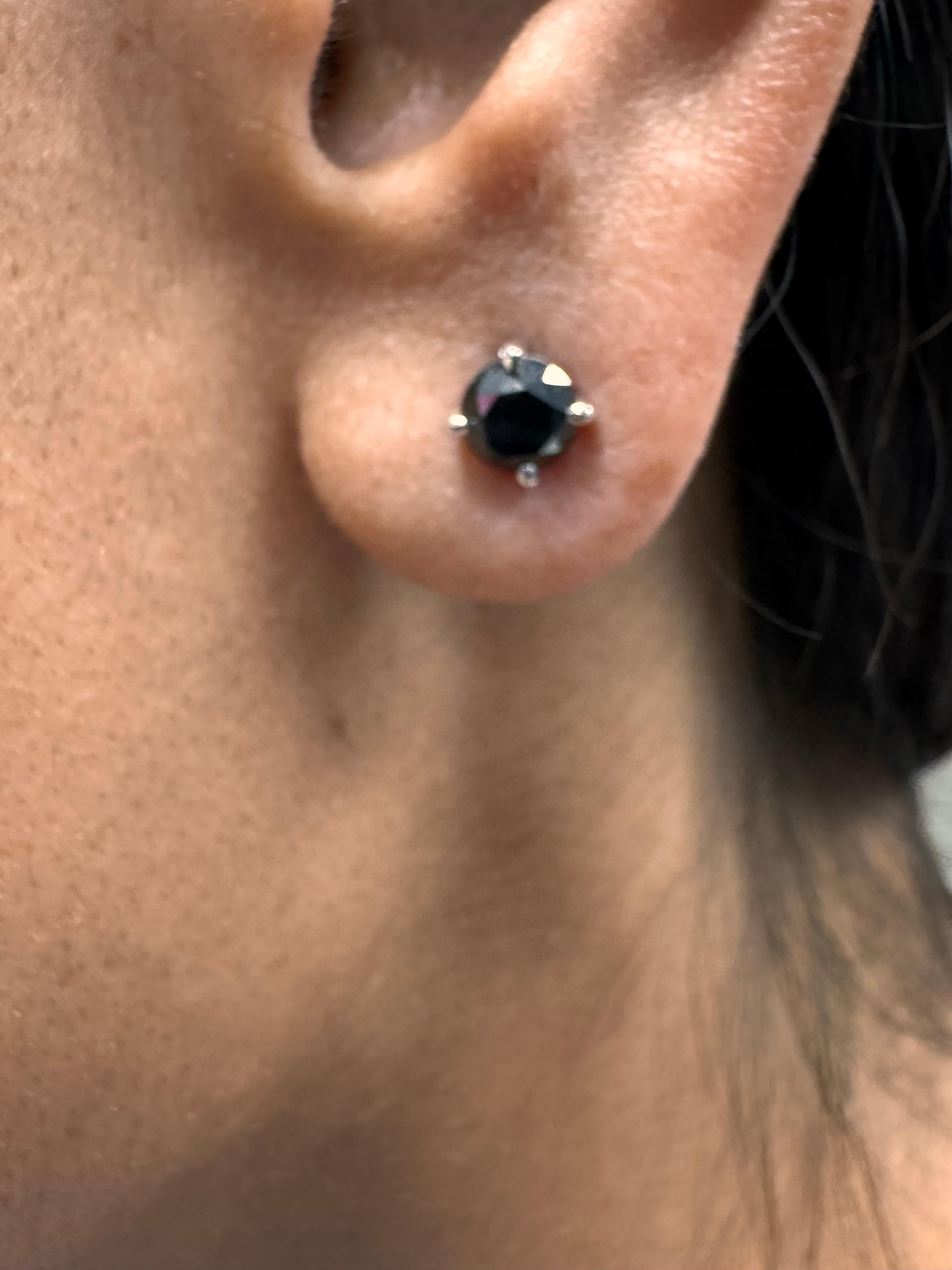 Boucles d'oreilles en or blanc 14 carats avec diamant noir en vente 3