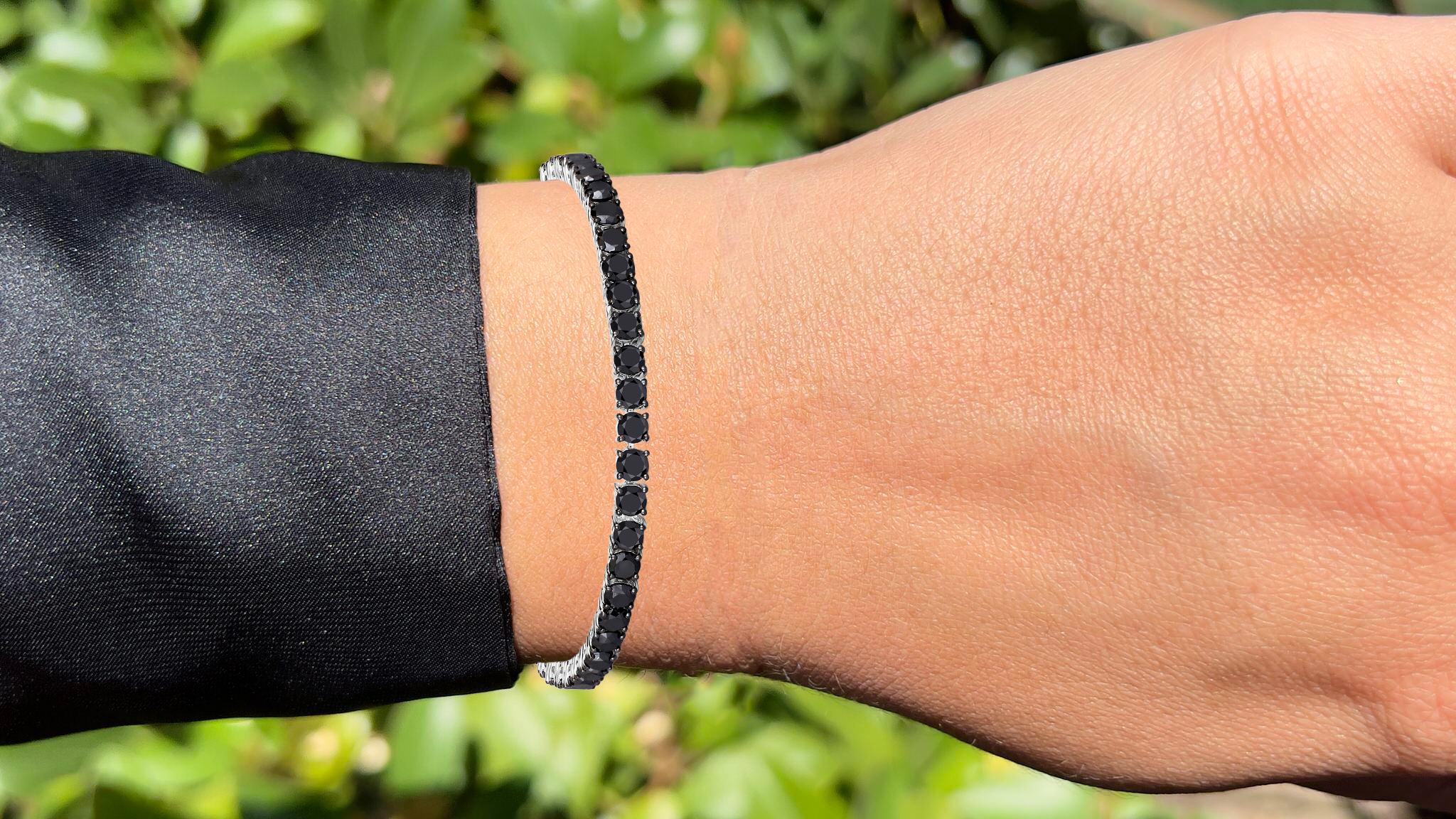 Es kommt mit dem Gemmologischen Gutachten von GIA GG/AJP
Alle Edelsteine sind natürlich
46 schwarze Diamanten = 10,80 Karat
Metall: 14K Weißgold
Länge: 6,5 Zoll
Kann auf Wunsch gekürzt werden