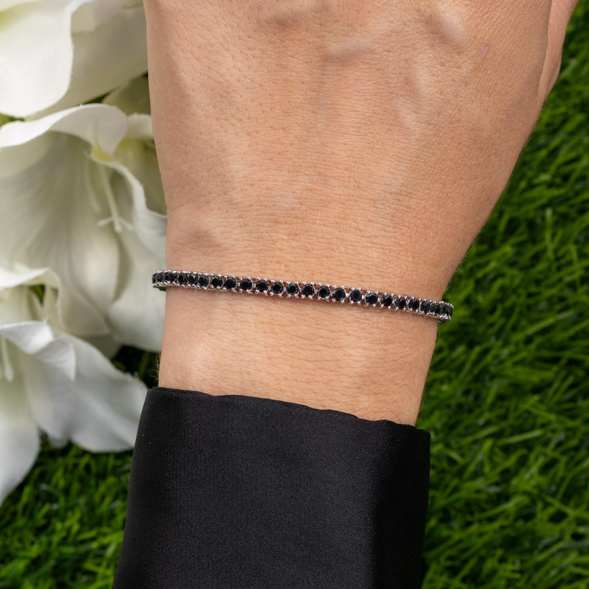 Il est accompagné d'une évaluation par la GIA GG/AJP.
Toutes les pierres précieuses sont naturelles
63 diamants noirs = 3,15 carats
Métal : Argent Sterling
Longueur : 7 pouces