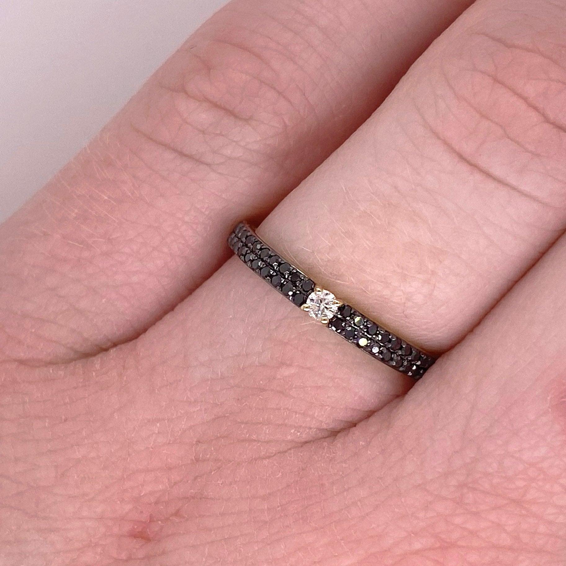 En vente :  Bague en or 14 carats avec diamants noirs et diamants blancs, demi-anneau d'éternité, noir 2