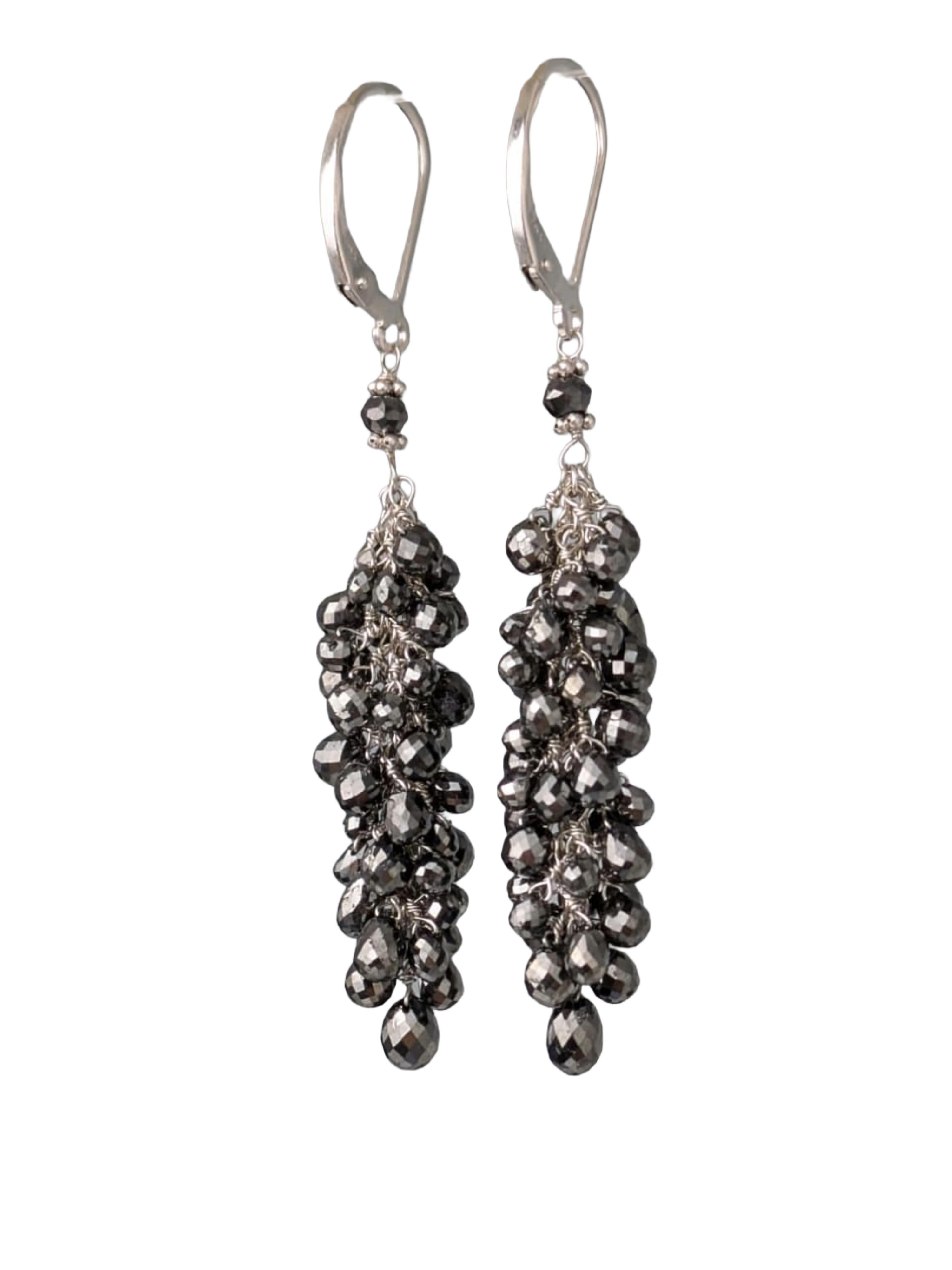 Une déclaration audacieuse et élégante pour l'amateur de bijoux modernes. Ces boucles d'oreilles présentent des grappes de perles briolettes en diamant noir facetté, disposées dans un design inspiré du raisin qui capte la lumière sous tous les