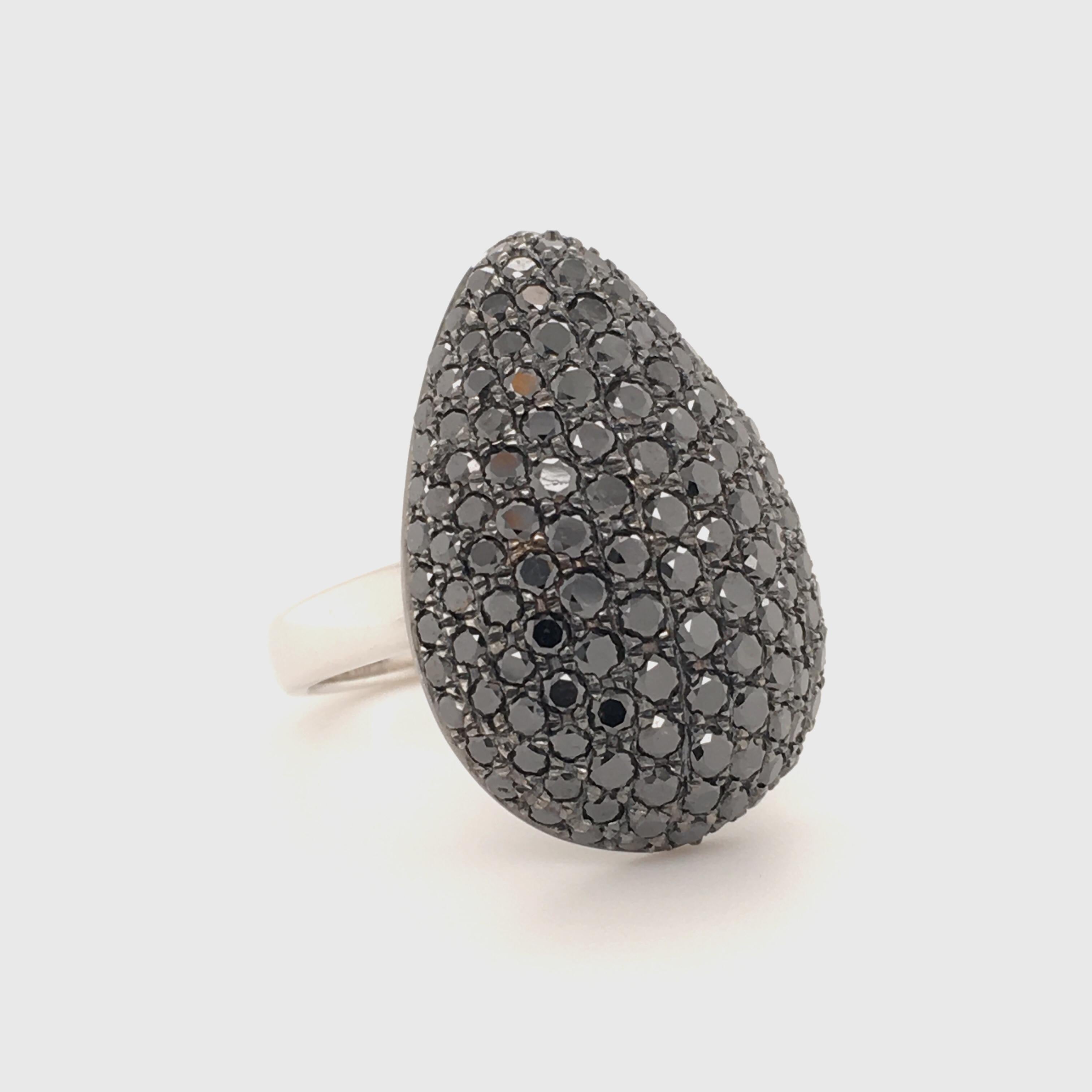 Black Diamonds 18 Karat White Gold Cocktail Ring In Excellent Condition For Sale In Lucerne, CH