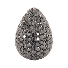 Anillo de cóctel de oro blanco de 18 quilates con diamantes negros