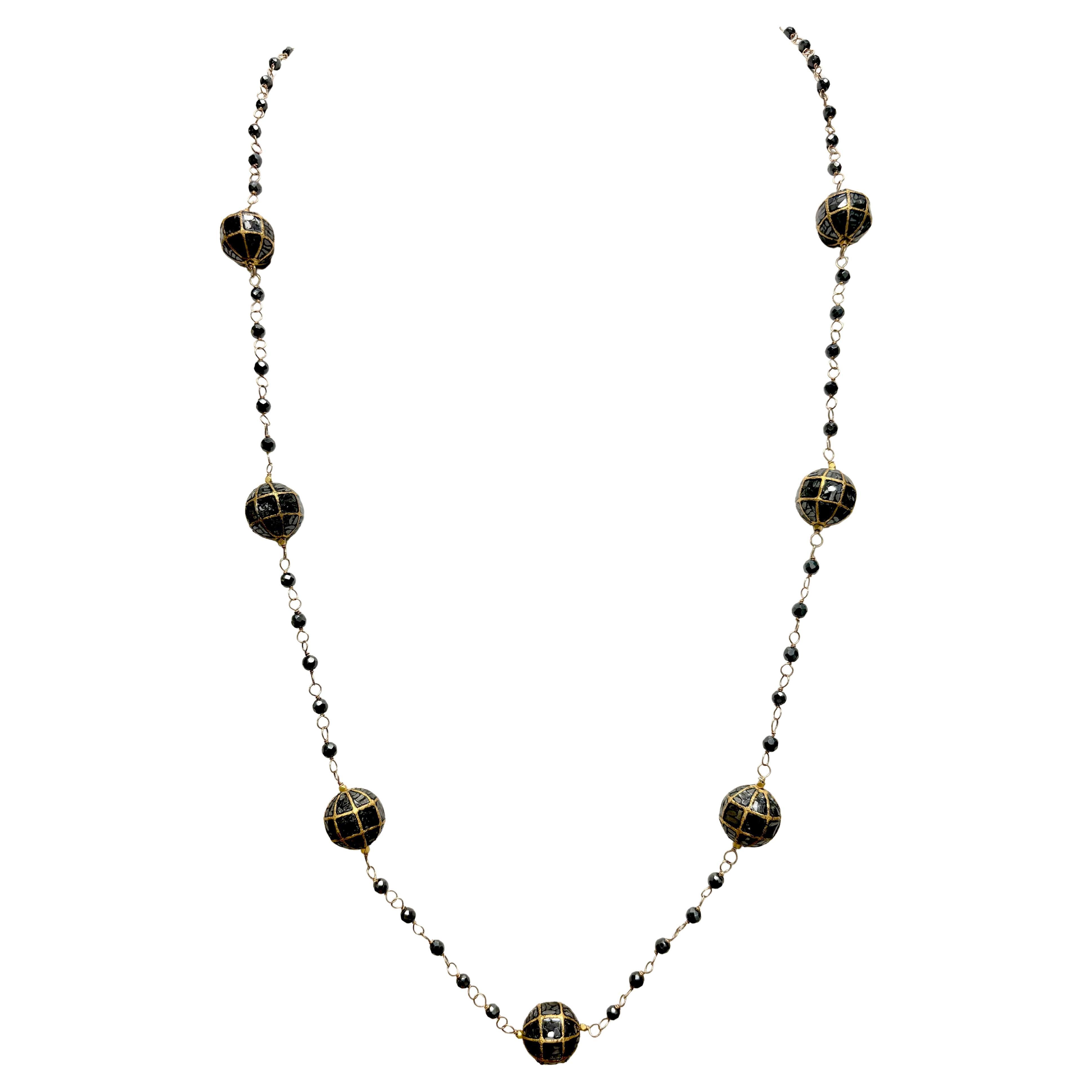 Un'audace dichiarazione di moderna eleganza. Le sfere di diamanti neri sono racchiuse in un disegno geometrico in oro giallo 18 carati, accentuato da perline sfaccettate 20 carati e rifinito con ematite delicatamente avvolta a mano per un tocco