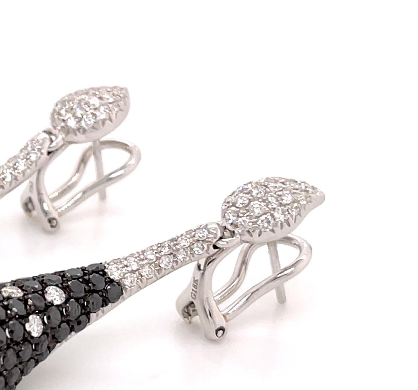 Black Diamonds and White Diamonds Conch Shell Earrings In New Condition For Sale In Hong Kong, HK