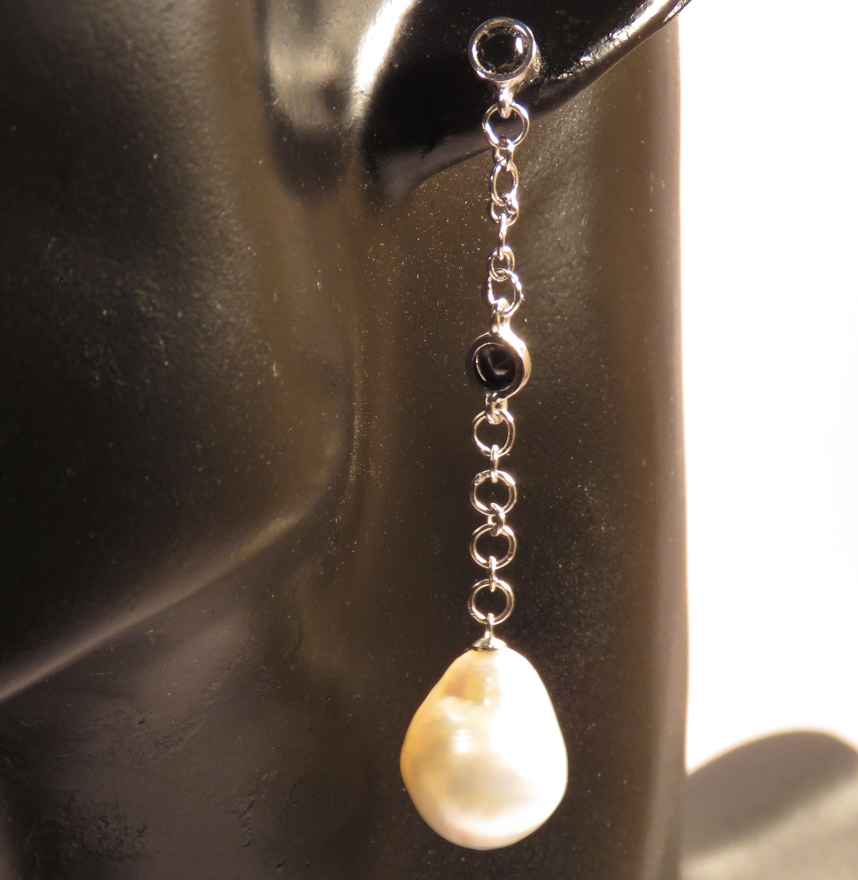 Boucles d'oreilles en or blanc 18 carats fabriquées à la main en Italie par Botta Gioielli avec deux perles naturelles d'Australie et quatre diamants noirs 0,40 ctw. La taille de chaque perle est de 17 x 8 mm / 0.669 x 0.314 pouces. La longueur