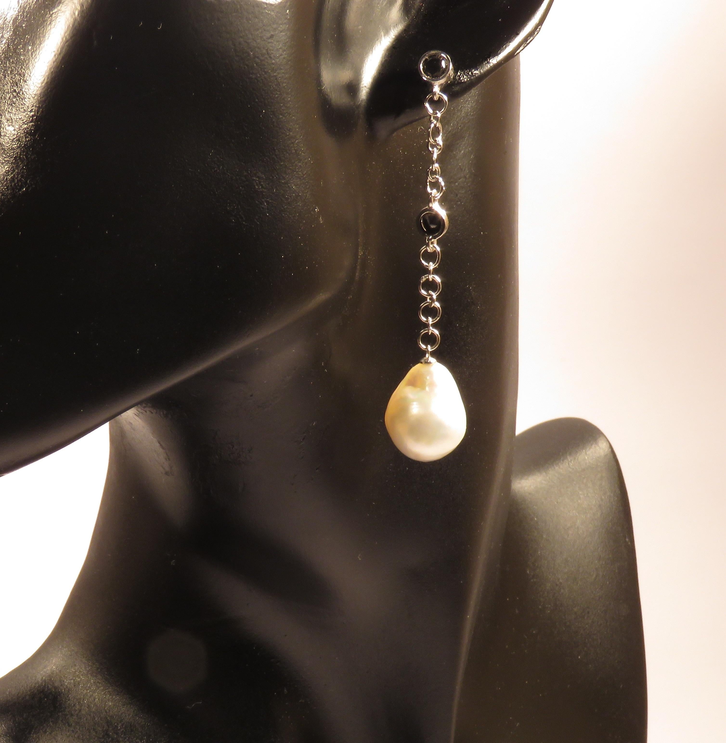 Moderne Diamants noirs Perles australiennes Boucles d'oreilles en or blanc 18 carats Handcraft en Italie en vente
