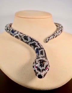 Collana con diamanti neri, zaffiri incolori e rubini serpenti in oro bianco 18 carati