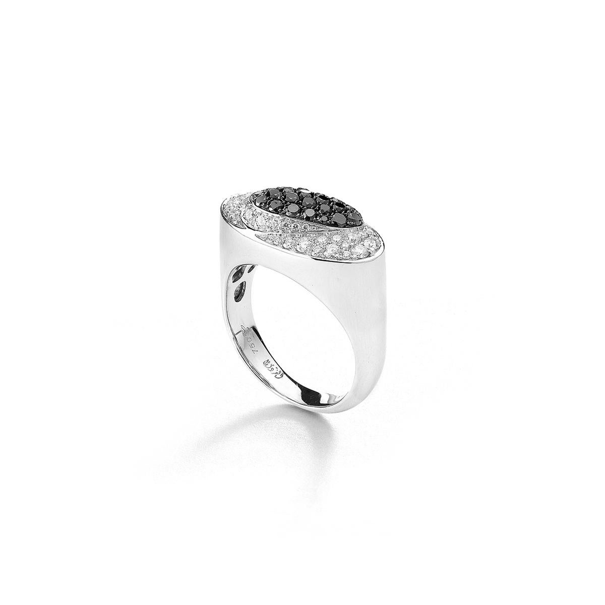 Ring in 18kt white gold set with 29 black diamonds 0.58 cts and 41 diamonds 0.55 cts Size 55       