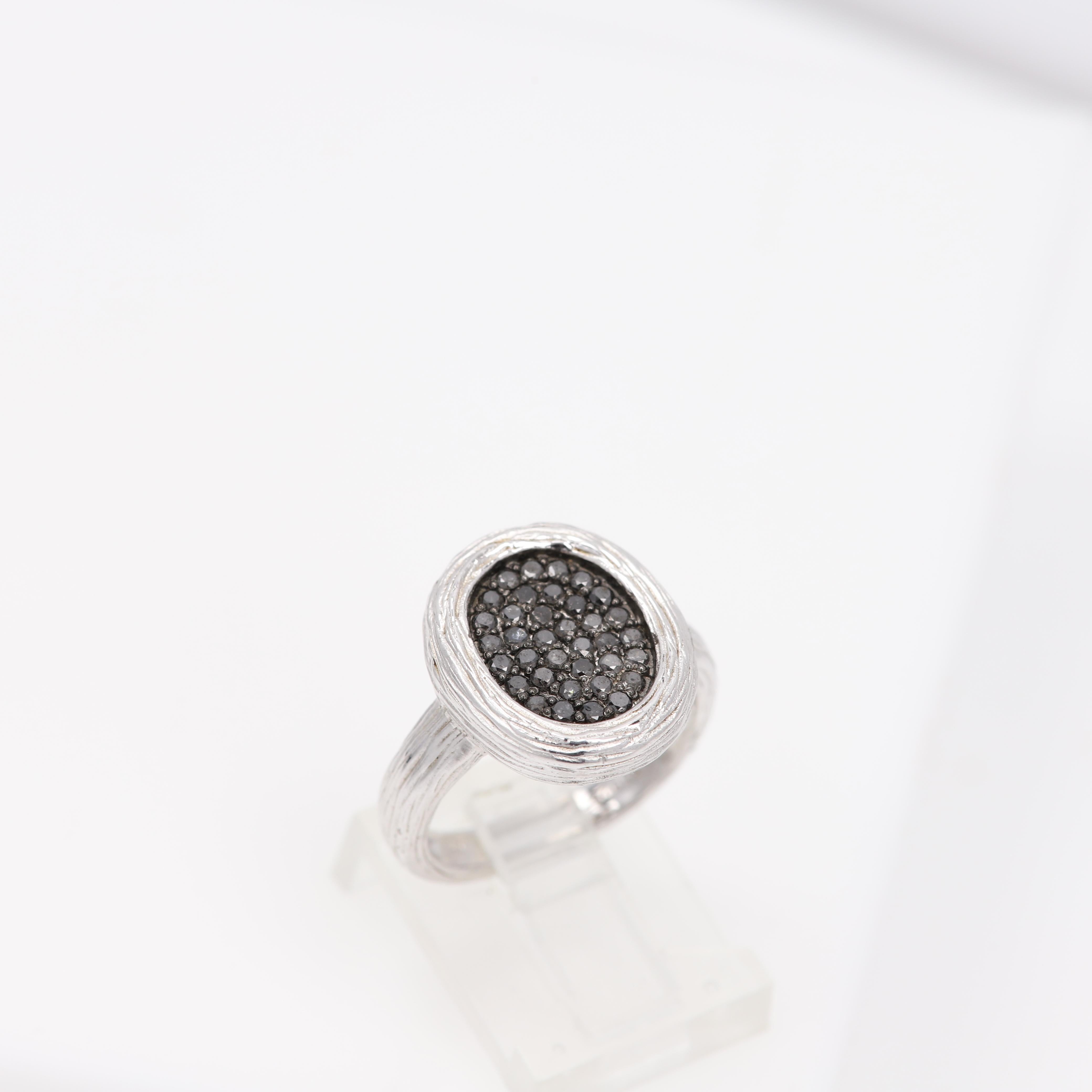 Anillo de plata de ley 925
con Diamantes Negros Naturales
Diseño en racimo y textura Groove
Diamantes negros aprox. 0,53 quilates 
Peso  5,70 gramos
Dedo tamaño 7
El área de diseño es de aproximadamente 16 x 14 mm de forma ovalada

(oro sr52036-237)