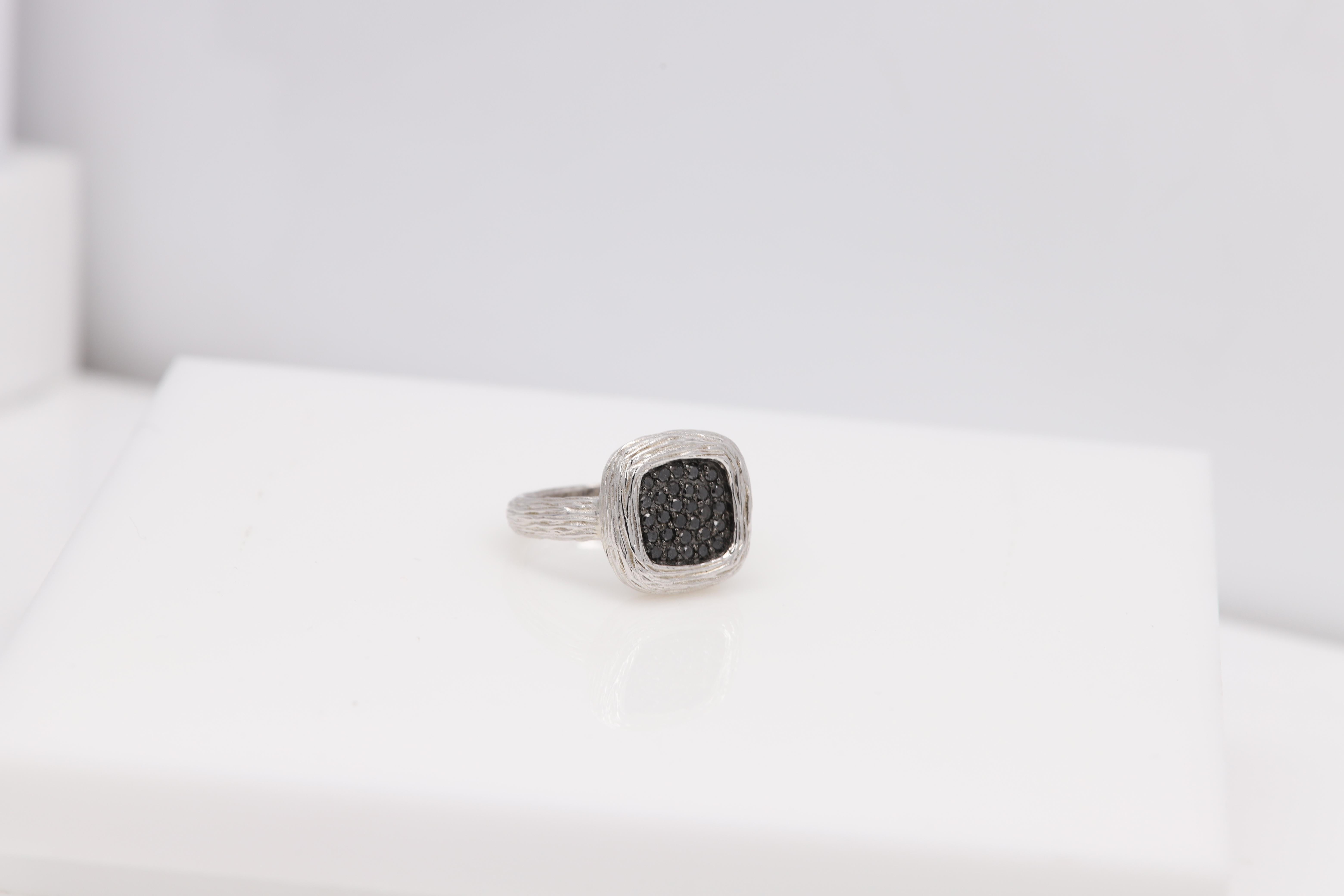 Sterling Silver 925 Ring
with Natural Black Diamonds
Cluster Design and Groove texture
Black Diamonds approx 0.43 carat 
Weight  5.40 grams
Finger Size 6
Design area is approx 14 x 14 mm square shape

(oro sr52079-228)