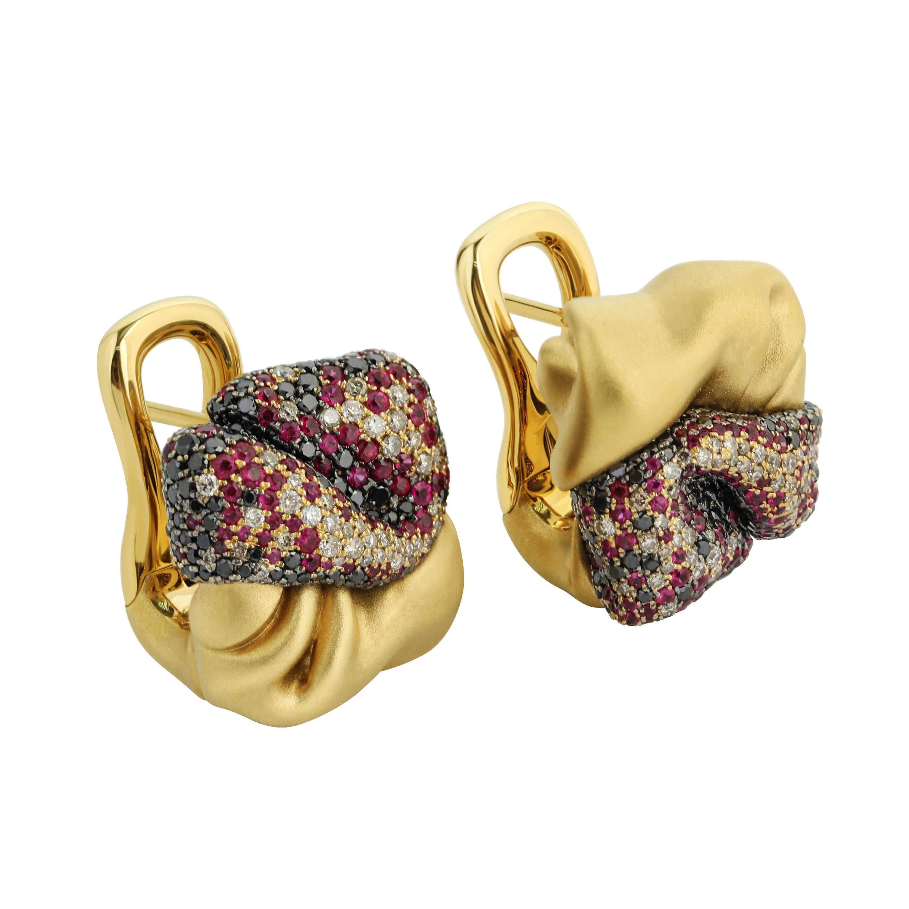 Black Diamonds Ruby Champagne Diamonds 18 Karat Yellow Gold Earrings
Our Pret-a-Porter collection is full of different textures and patterns. This time we decided to depict just a piece of crumpled fabric in the Earrings. One part of the Earring is