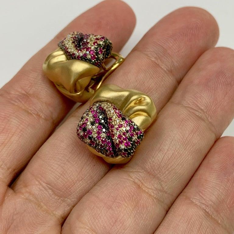 Black Diamonds Ruby Champagne Diamonds 18 Karat Yellow Gold Earrings In New Condition For Sale In Bangkok, TH