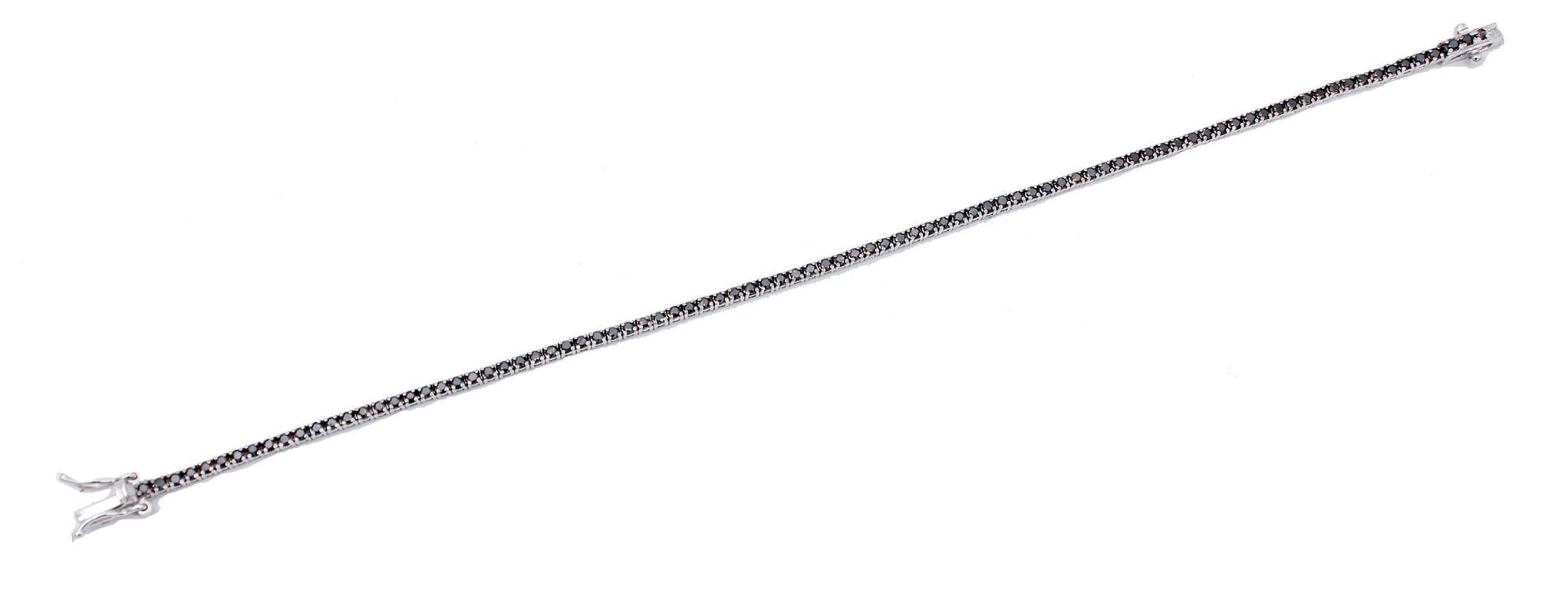 Simple tennis bracelet in 9 karat white gold structure mounted with black diamonds.
This bracelet is totally handmade by Italian master goldsmiths and it is in perfect condition.
Diamonds 1.72 ct
Total Weight 6.10 gr
Lenght 18.5 cm
RF  +GOOH
For any