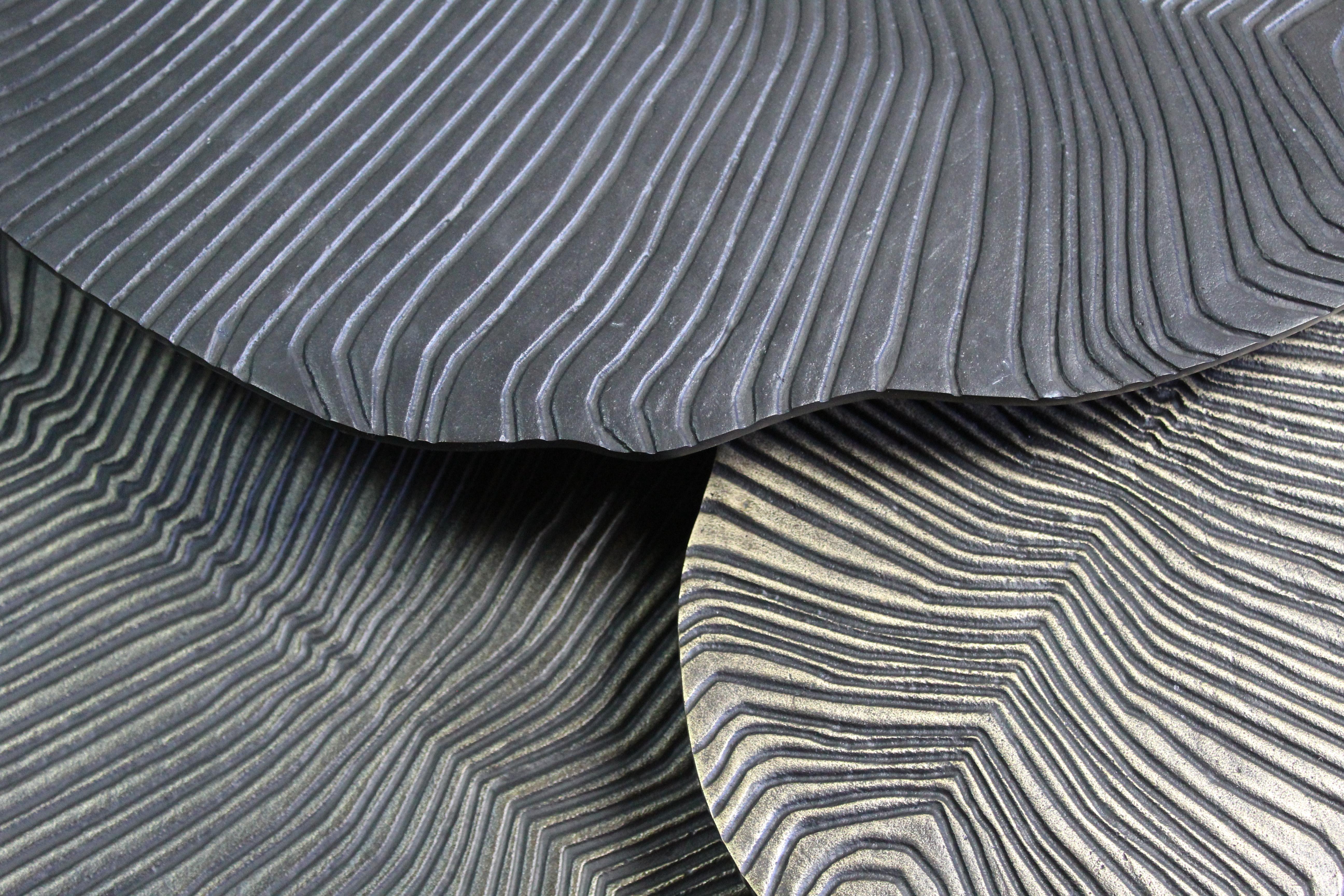 Niedriger Dickinsonia-Tisch aus Bronze, schwarz, auf Lager, Eric Gizard im Zustand „Neu“ im Angebot in MONTROZIER, FR