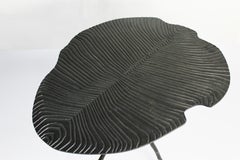 Schwarzer niedriger Dickinsonia-Tisch aus Bronze, auf Lager, Design Eric Gizard