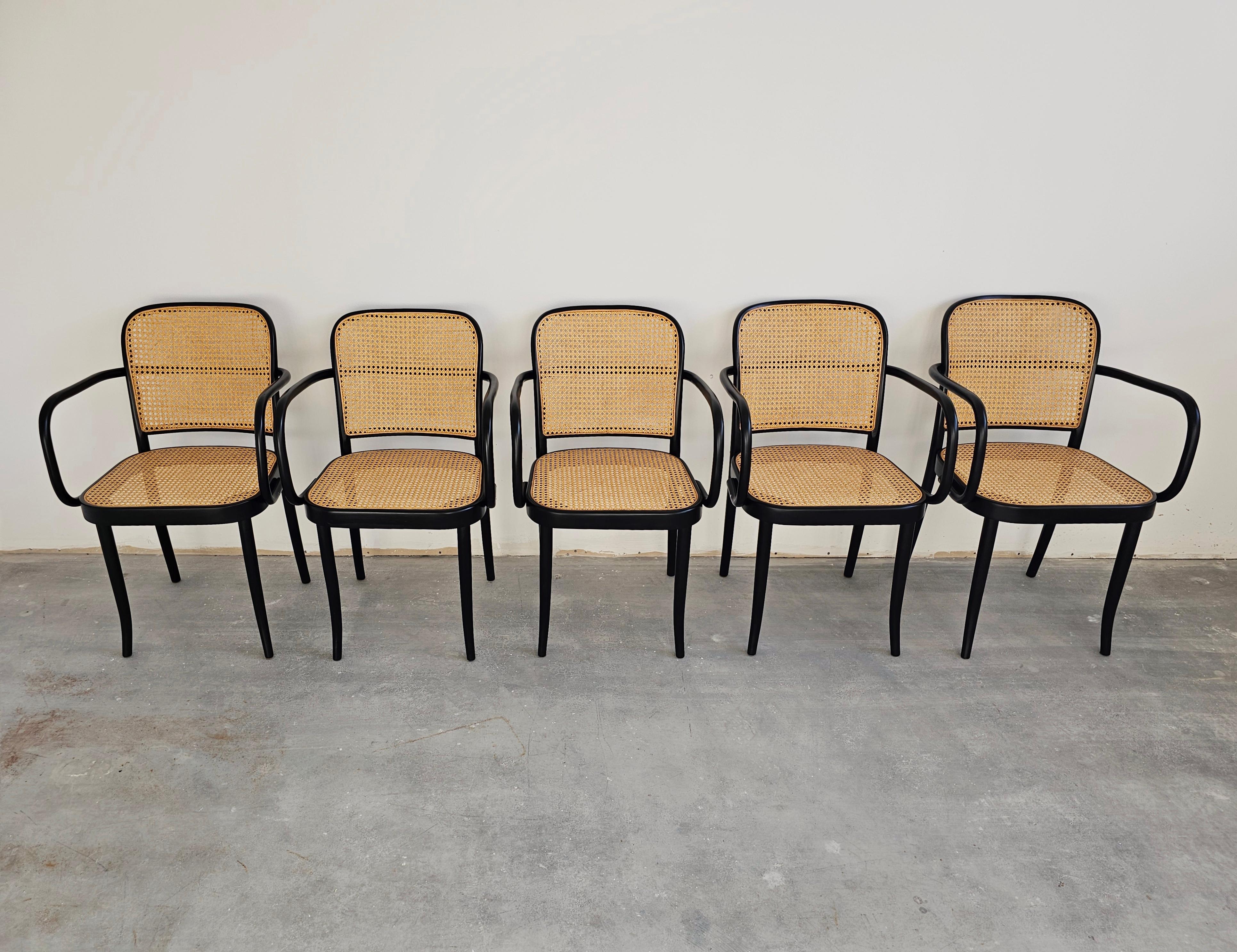 Vous trouverez dans cette liste de rares chaises de salle à manger vintage conçues par Josef Hoffmann pour Mundus - Model Prague. Les chaises sont en bois courbé de hêtre peint en noir avec des sièges et des dossiers en rotin.

Les chaises ont été