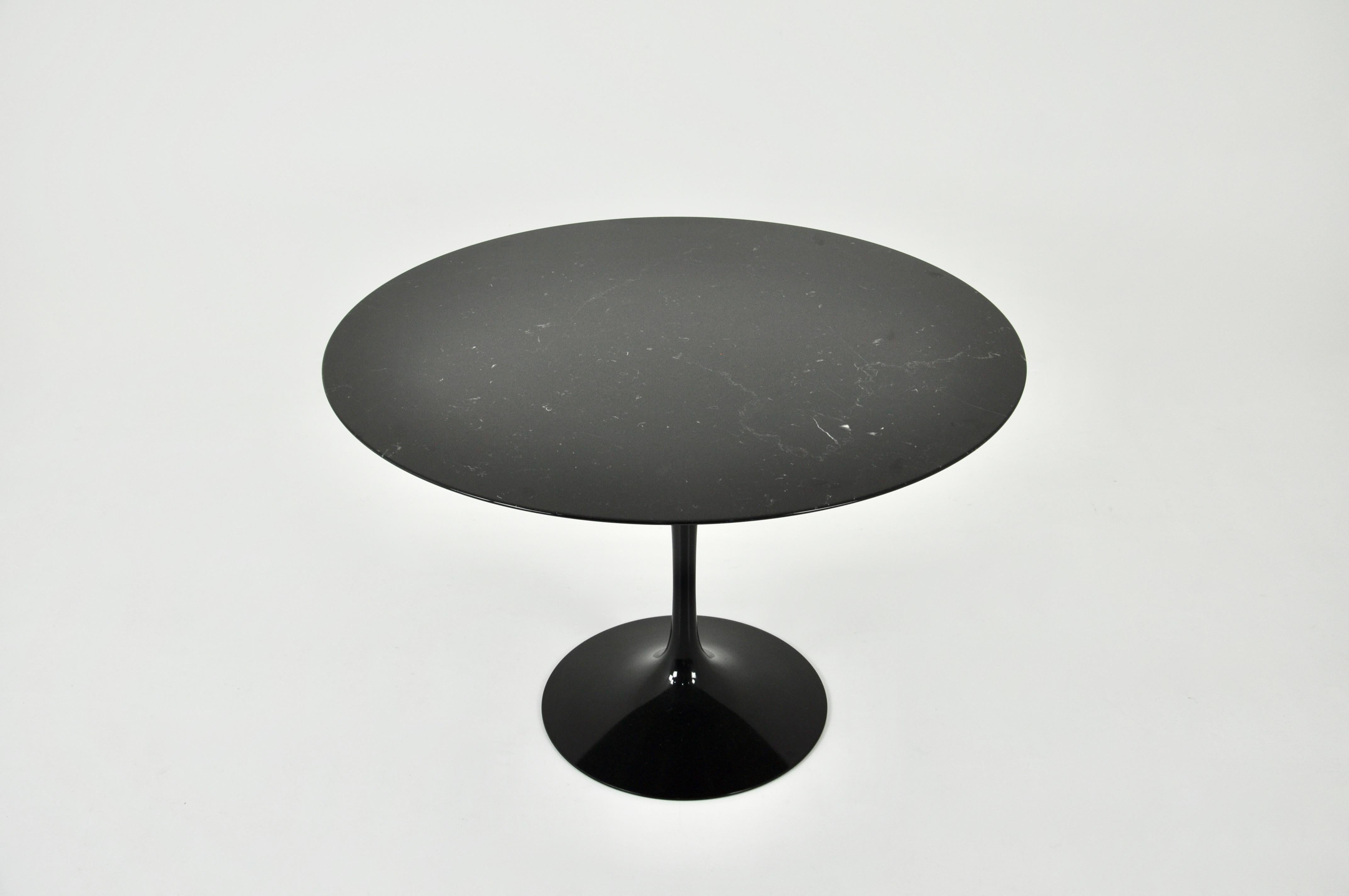 Schwarzer Marmortisch mit schwarzen Aluminiumbeinen. Unter dem Fuß und der Ablage gestempelt. Abnutzung durch die Zeit und das Alter des Tisches.