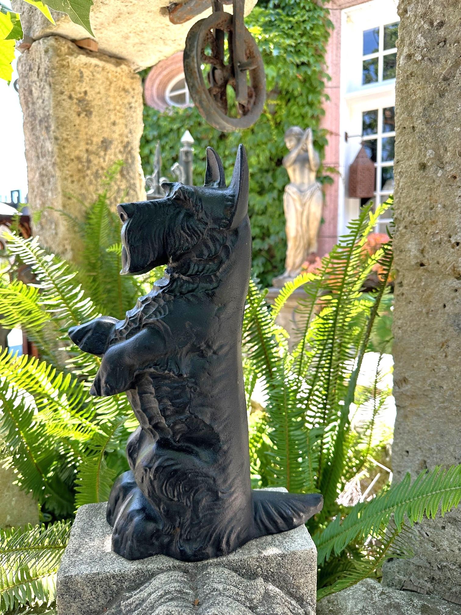 Perro negro Tope de puerta de hierro fundido pintado a mano Objeto decorativo Regalo de inauguración de una casa. Precioso tope de puerta de hierro fundido negro con forma de perro Scottie sentado y erguido  
Pintado de negro. Por la puerta