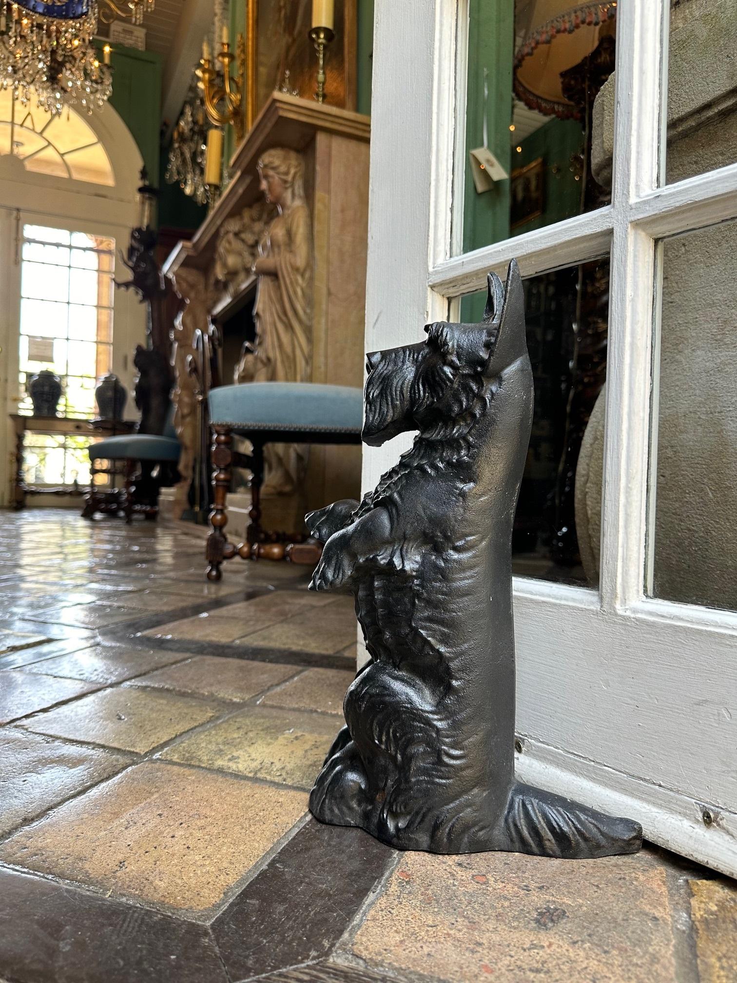 Perro negro Tope de puerta de hierro fundido pintado a mano Objeto decorativo Regalo de inauguración de una casa en Bueno estado para la venta en West Hollywood, CA