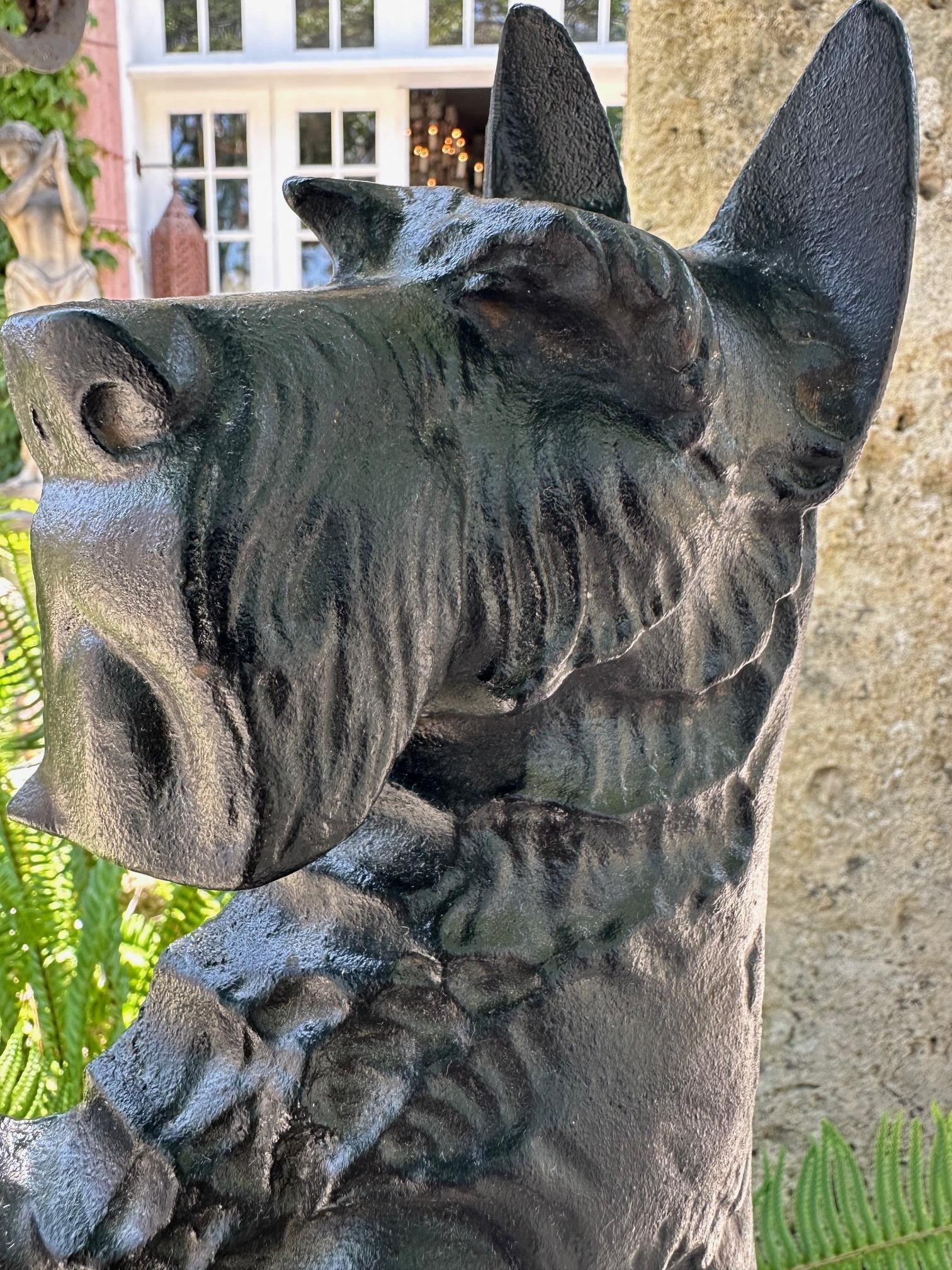 Perro negro Tope de puerta de hierro fundido pintado a mano Objeto decorativo Regalo de inauguración de una casa siglo XX en venta