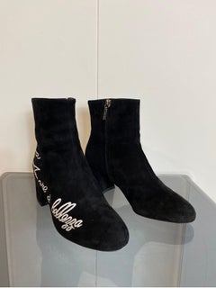 Black Dolce & Gabbana phrase suede ankle boot
In black suede.
“Love is beautiful