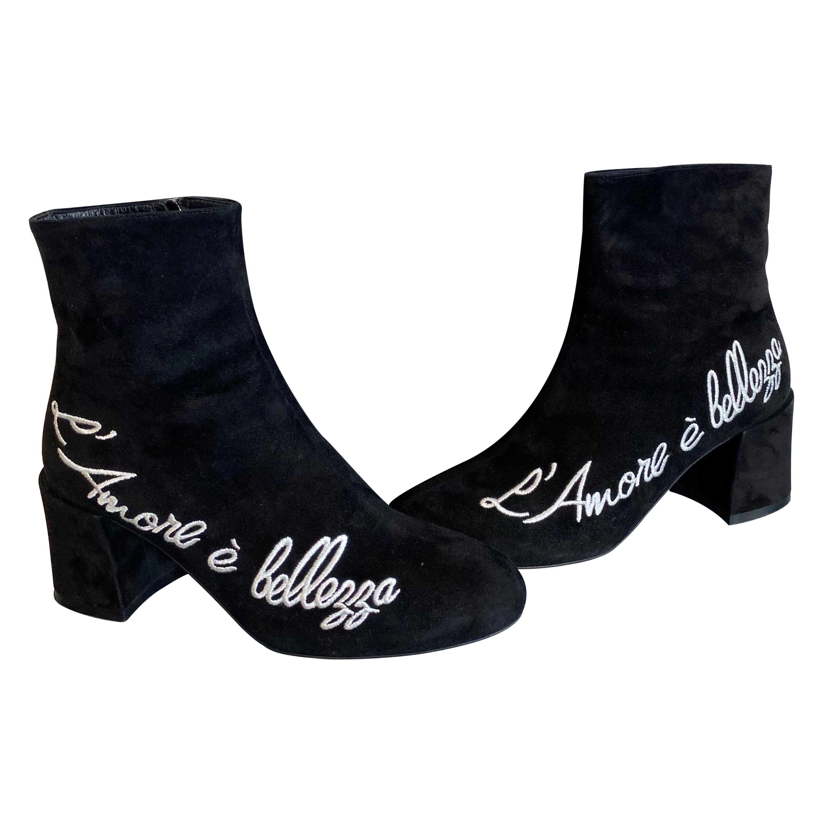Bottines en daim noir Dolce & Gabbana phrase
En daim noir.
La beauté est belle en vente