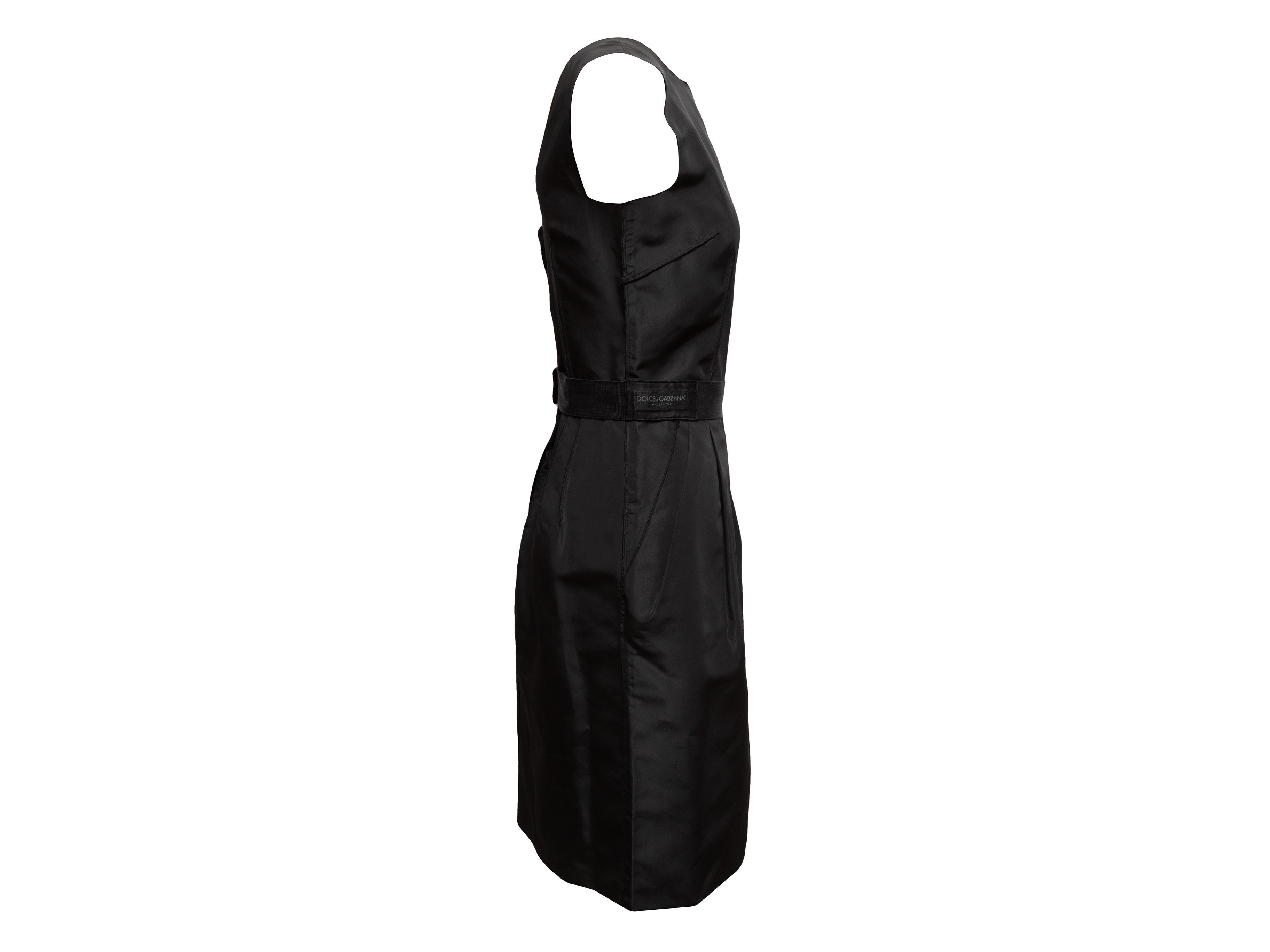 Mini robe noire sans manches Dolce & Gabbana. Col ras du cou. Fermeture à glissière au dos. Poitrine 32