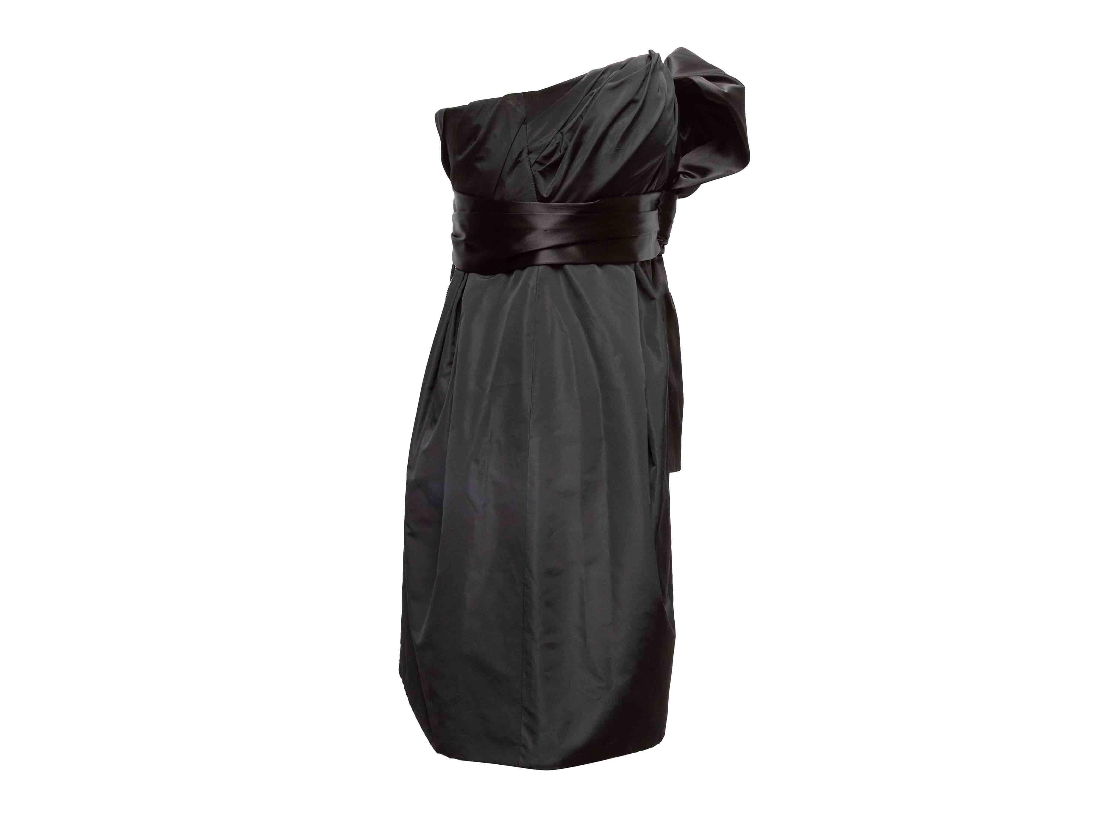 Mini robe noire à bretelles avec nœud, Dolce & Gabbana. Décolleté en cœur. Un nœud surdimensionné est placé sur le devant du corsage. Fermeture à glissière au dos. Buste 30