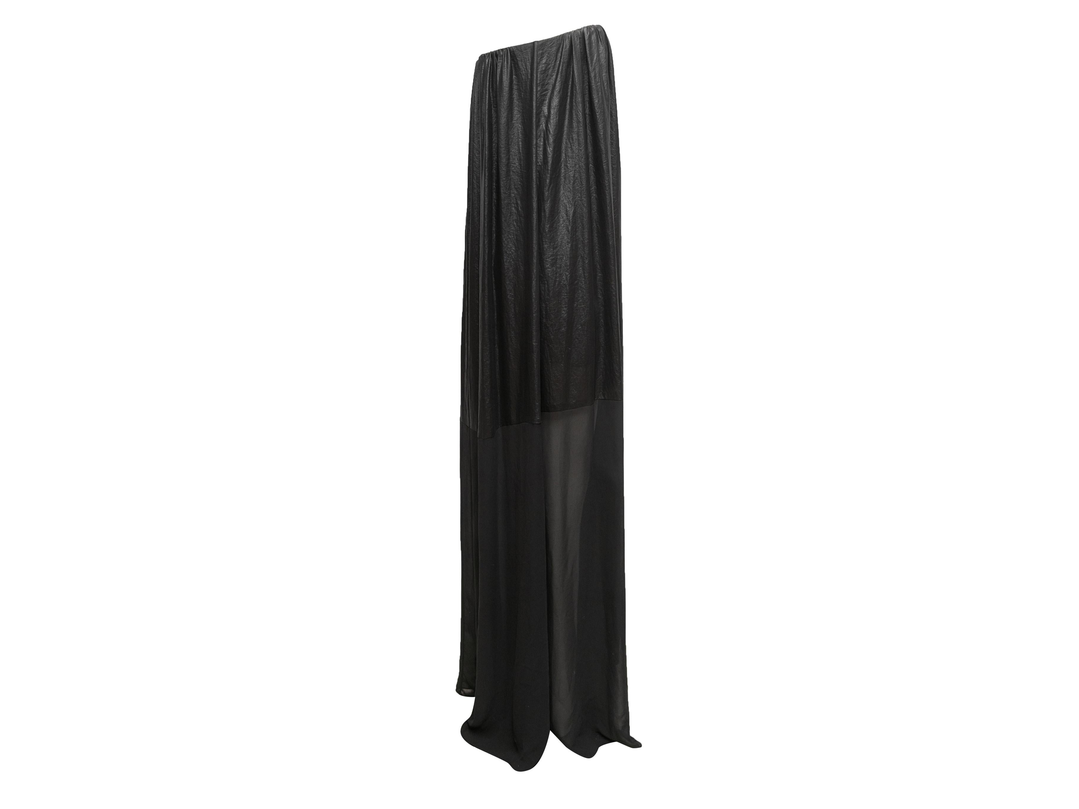 Schwarzes trägerloses Maxikleid von Dolce & Gabbana. Versammlung bei der Büste. Reißverschluss am Rücken. 30