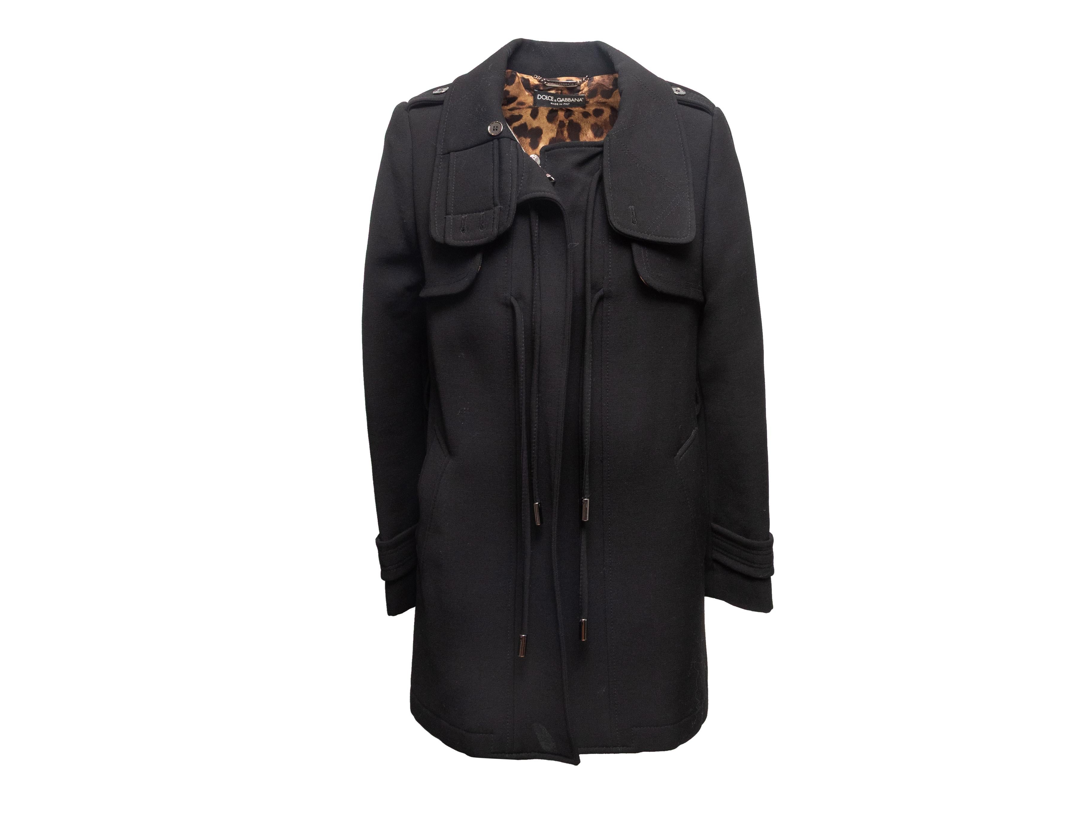 Manteau à col montant en laine vierge noire, Dolce & Gabbana. Deux poches sur les hanches. Fermeture à glissière et cordon de serrage sur le devant. Poitrine 38