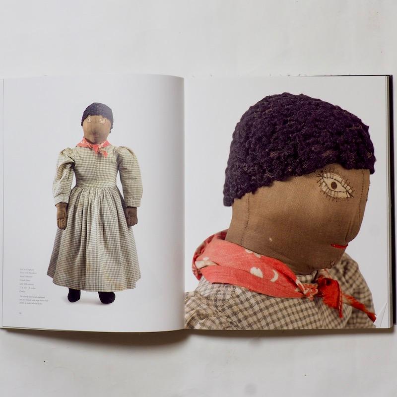 Black Dolls di Margo Jefferson. Pubblicato da Radius Books/Mingei International Museum, 2015. Cartonato in giacca e cravatta. Prima edizione. 

Questo importante libro presenta la storia delle bambole afroamericane tra il 1850 e il 1940, create per