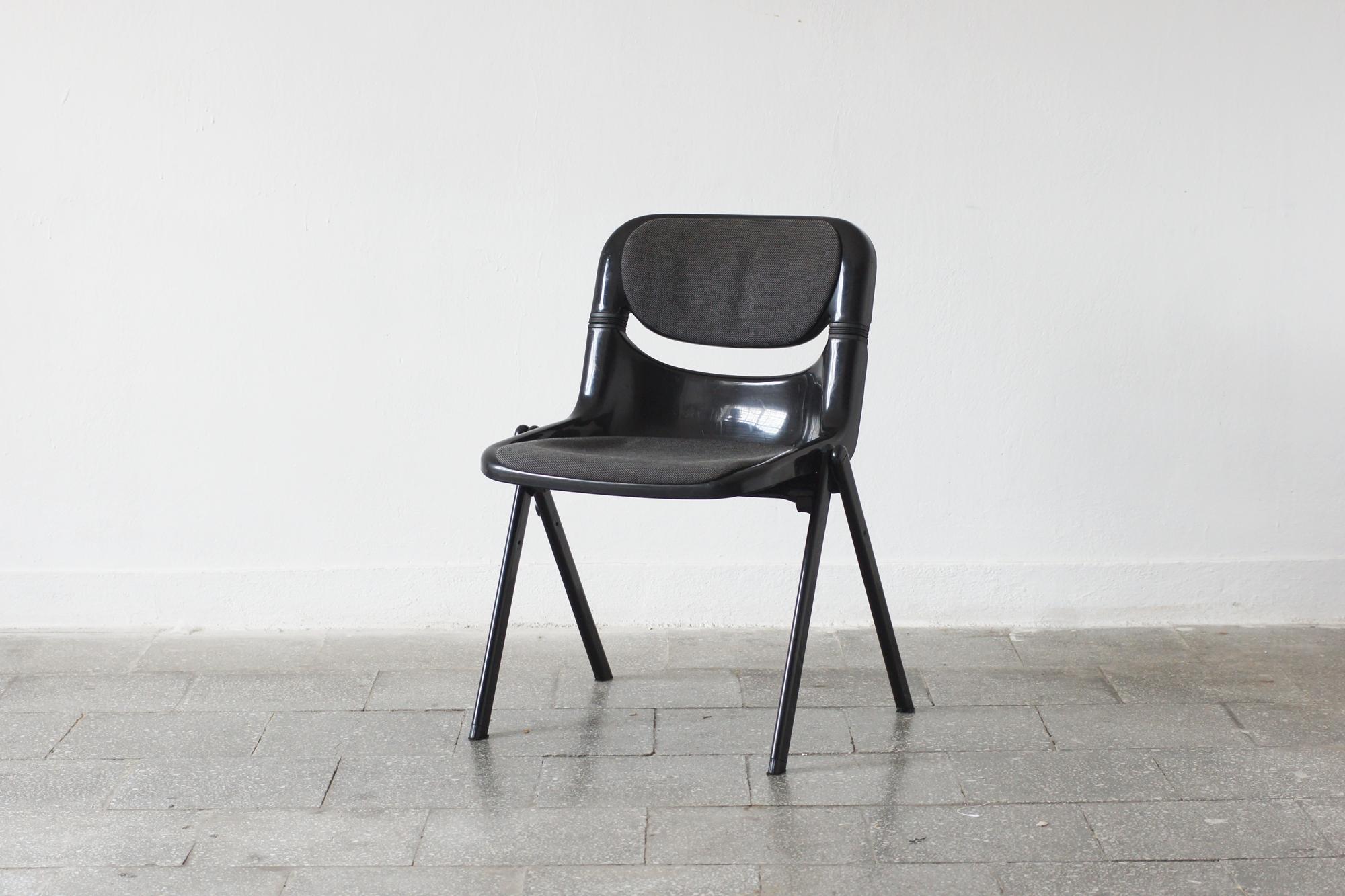Conçue en 1980 par le duo italo-argentin Giancarlo Piretti & Emilio Ambasz, exposant modernité et ergonomie - Piretti était déjà connu pour ses designs innovants, tels que le célèbre Plia pour Castelli.


Fabriqué en Italie par Openark, brièvement