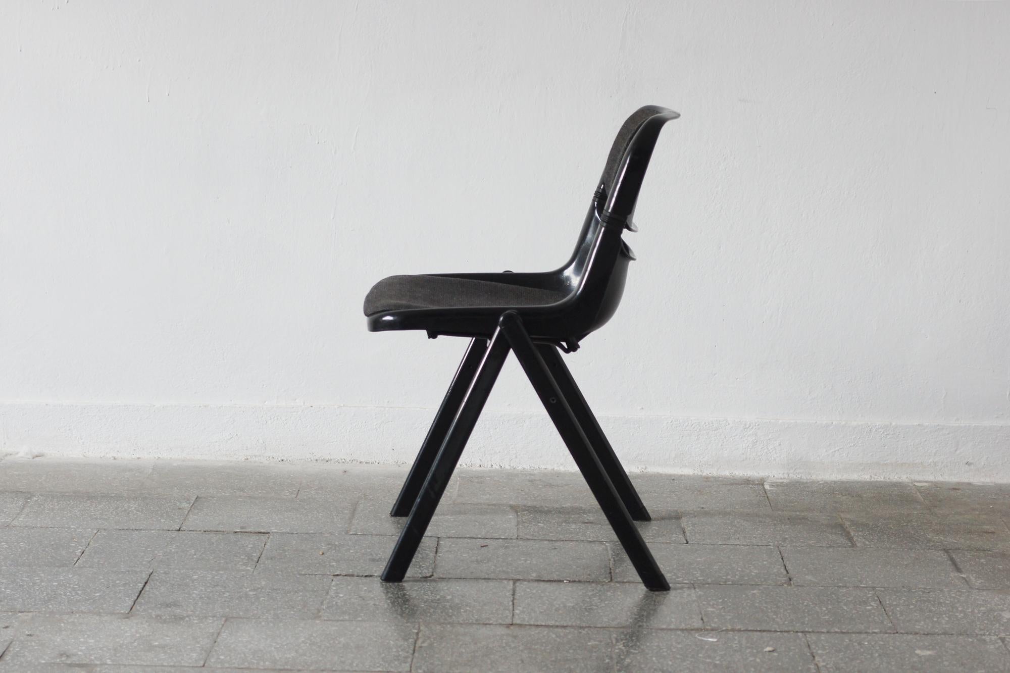 Ère spatiale Chaise dorsale noire par G. Piretti & E. Ambas, Italie, années 1980 en vente