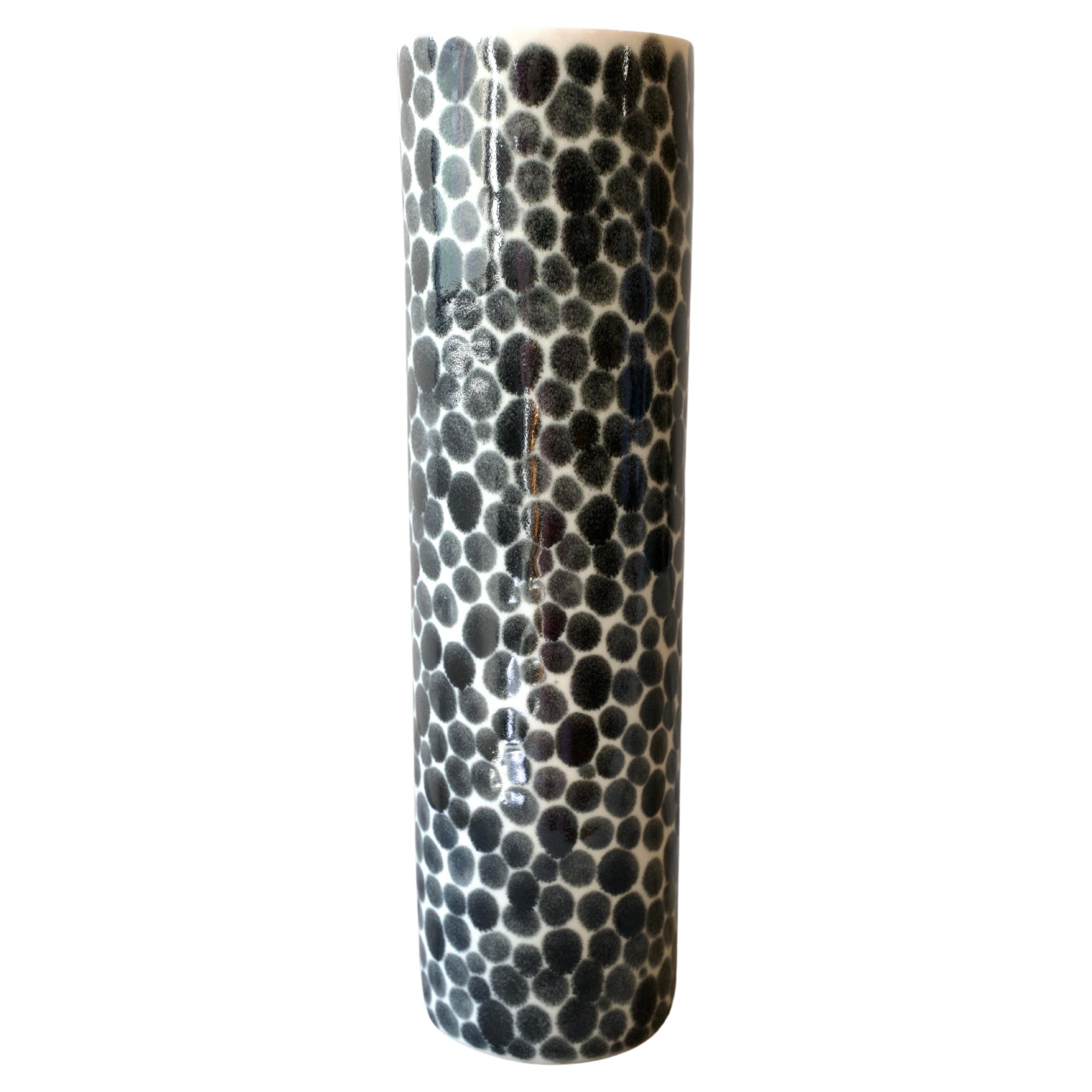 Vase en porcelaine à pois noirs en bambou de Lana Kova