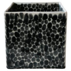 Vase cubique en porcelaine à pois noirs de Lana Kova
