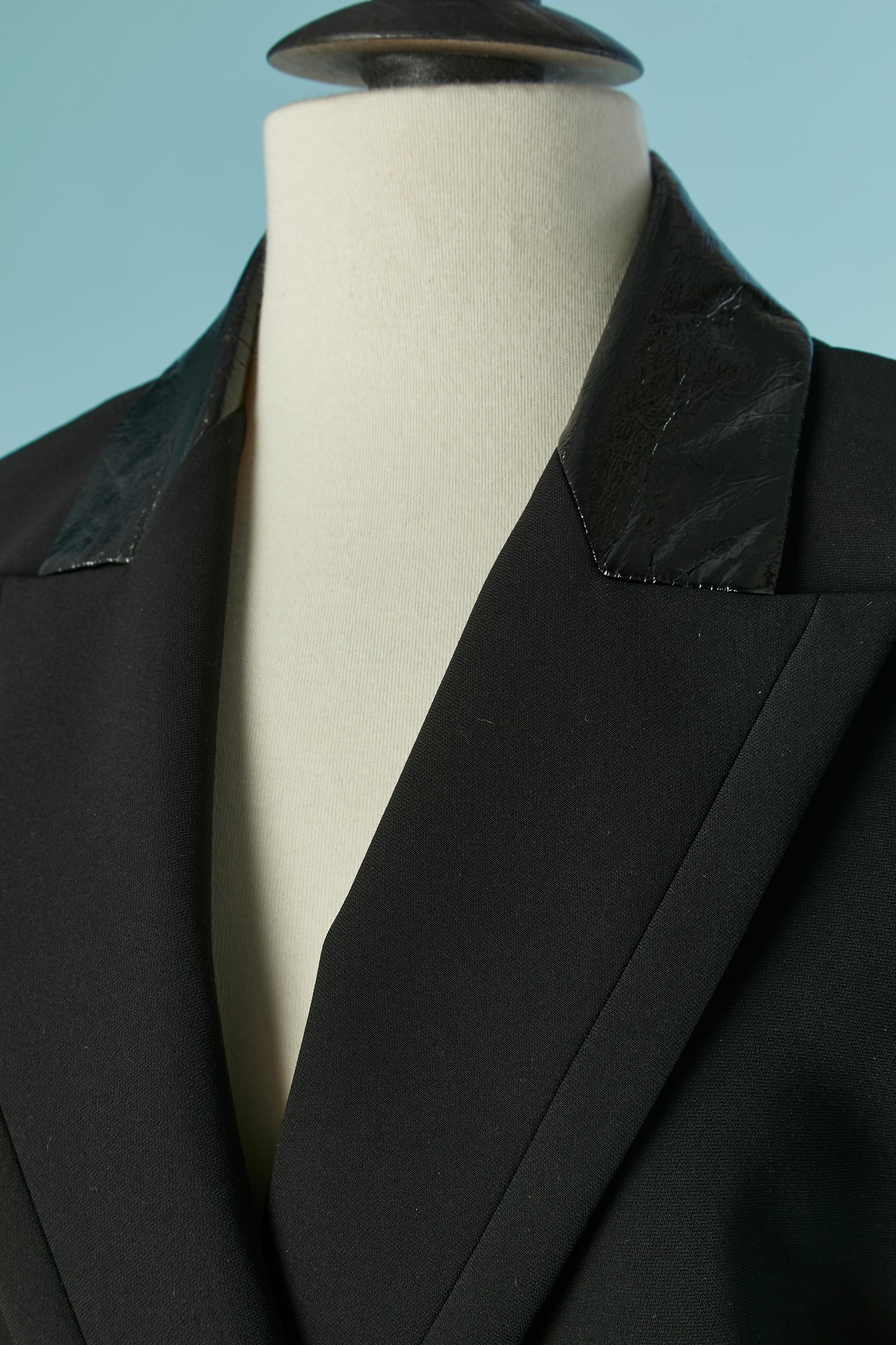 Manteau noir à double boutonnage en cuir verni. Tissu principal : 100 % polyester. Doublure : 100% rayonne.
Pochette sur les deux côtés. Fermeture par boutons et boutonnières sur le milieu du devant et sur les poignets. 
TAILLE M/L 
