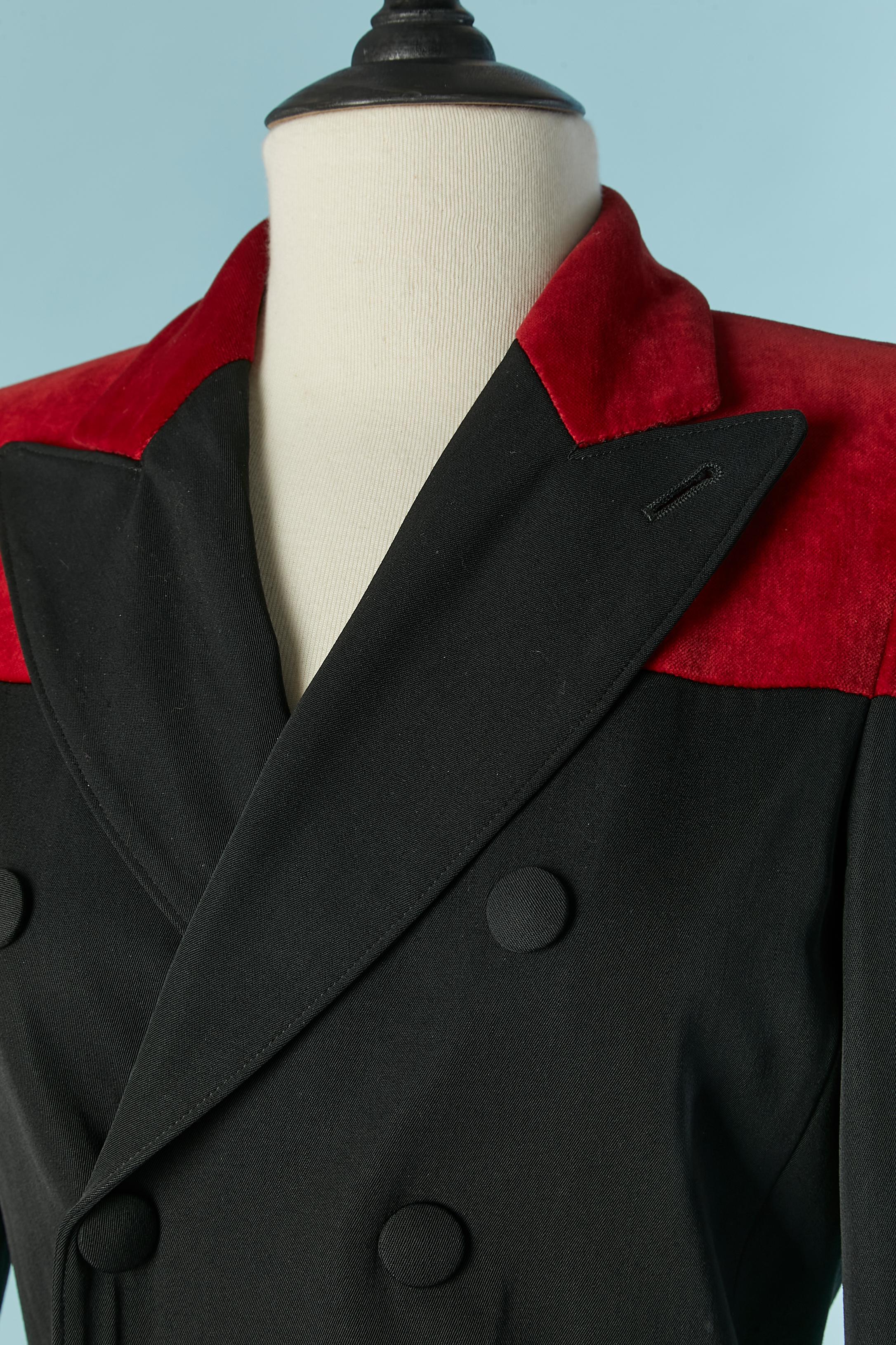 Giacca a doppio petto nera con spalla in velluto rosso. Composizione del tessuto principale: 70% lana, 30% poliammide. Fodera a righe: 100% rayon. Chiusura a scatto sul centro davanti e sui polsini. Tasca su entrambi i lati. Spallaccio. 
TAGLIA 38