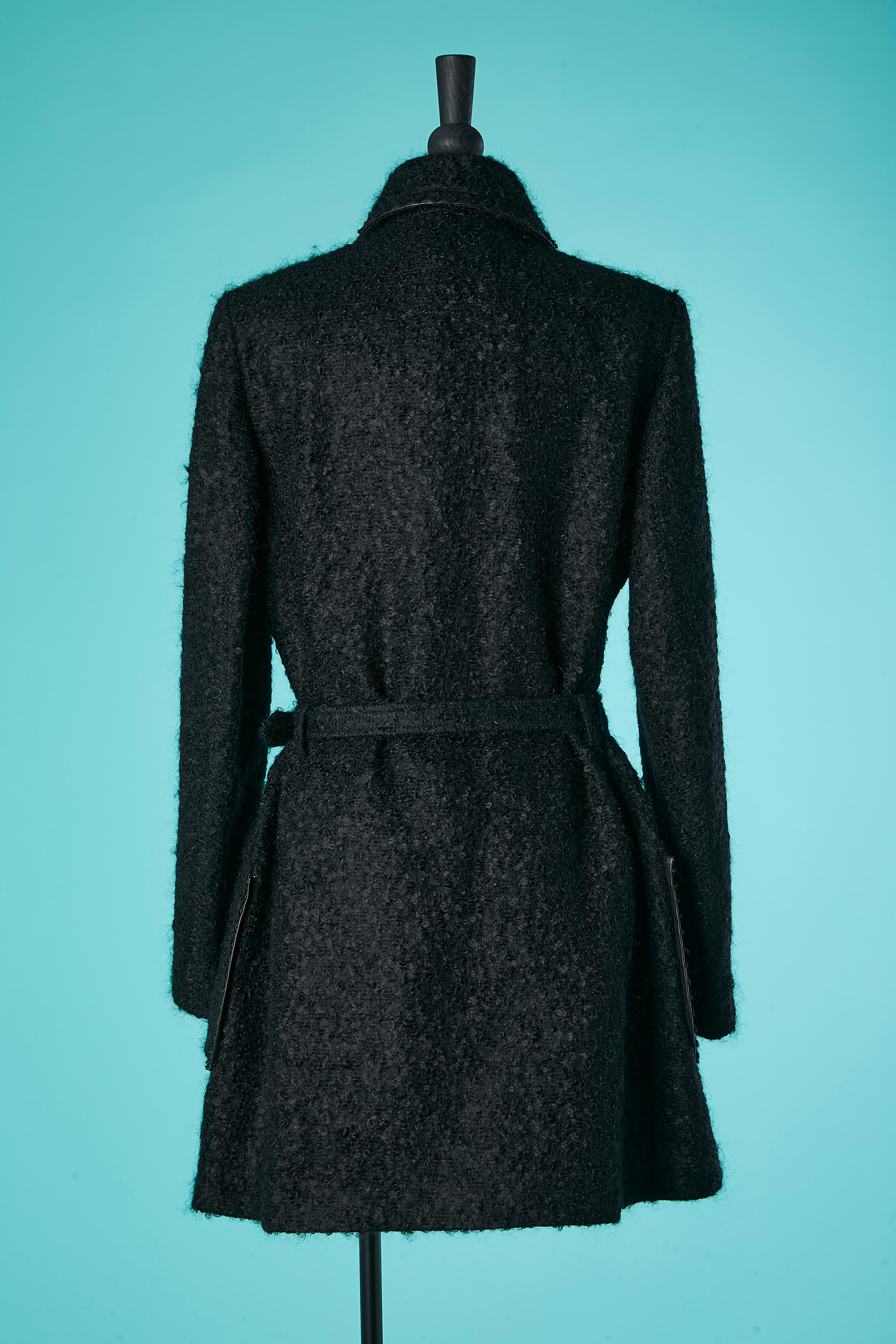 Manteau en laine bouclette à double boutonnage noir avec passepoils en cuir John Galliano  Excellent état - En vente à Saint-Ouen-Sur-Seine, FR